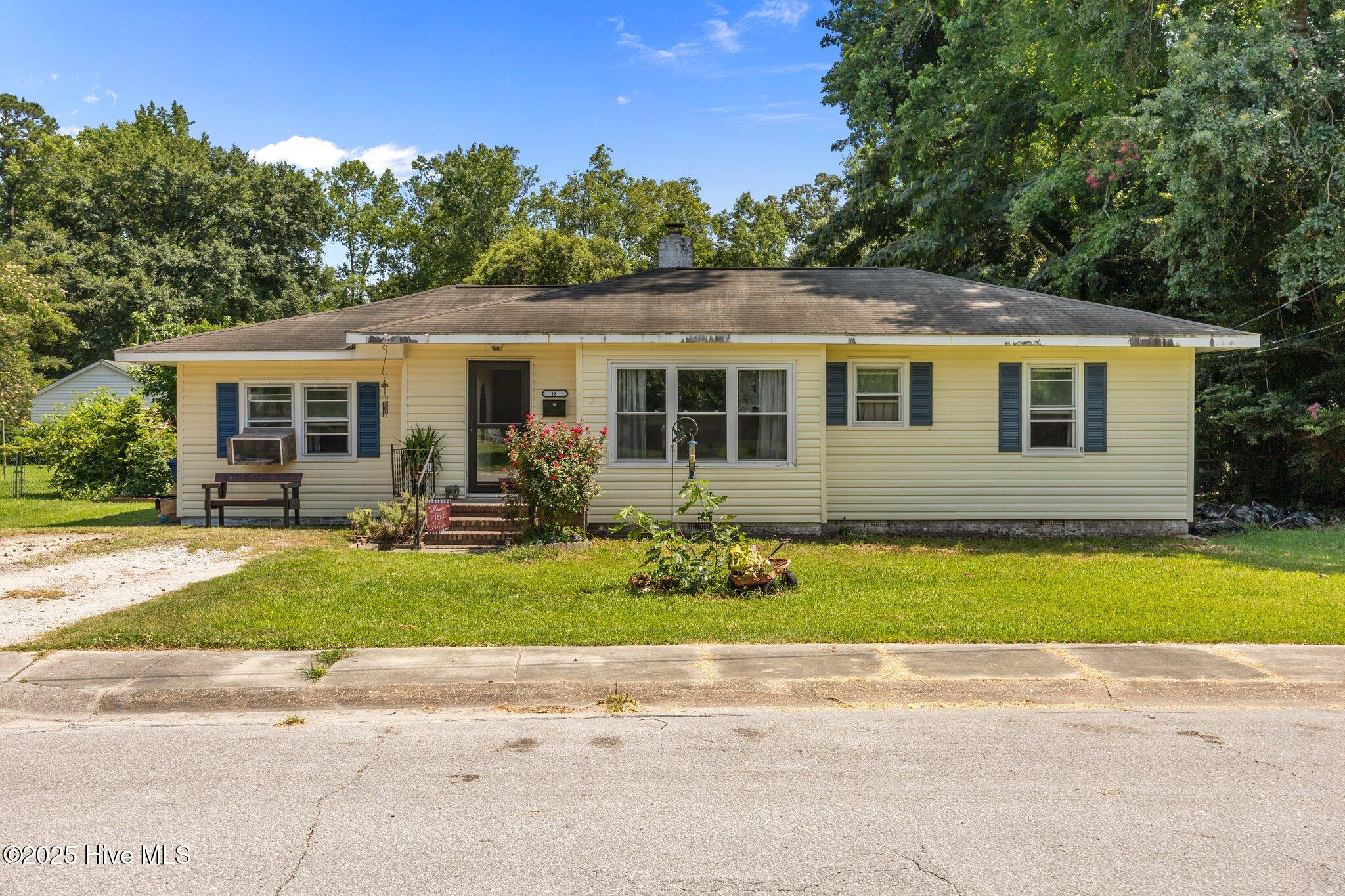 18 White Oak Street Property Photo 1