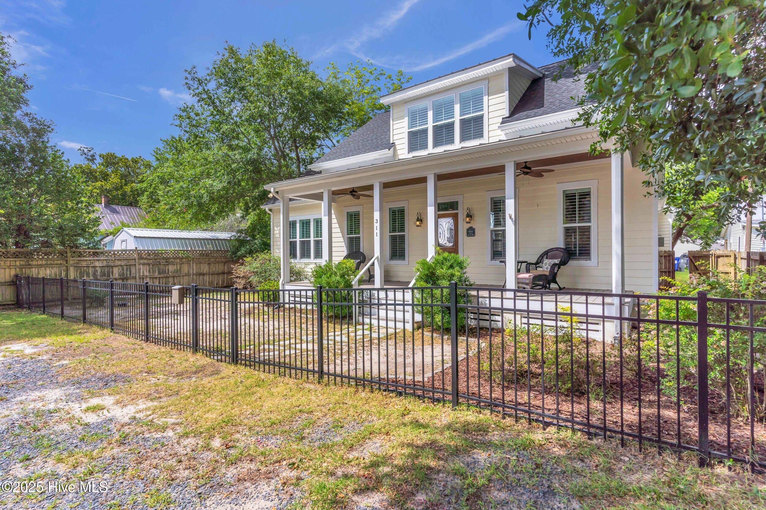 311 College Street Property Photo 1