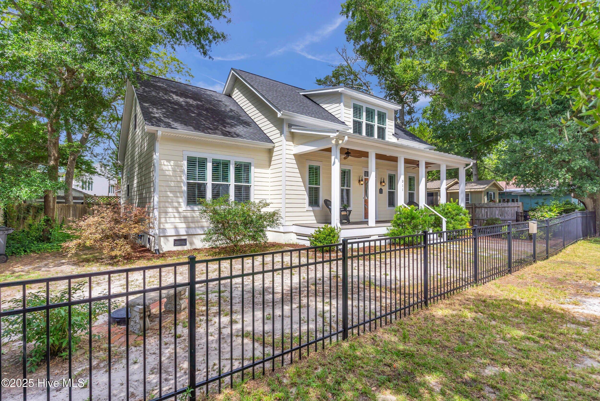 311 College Street Property Photo 2