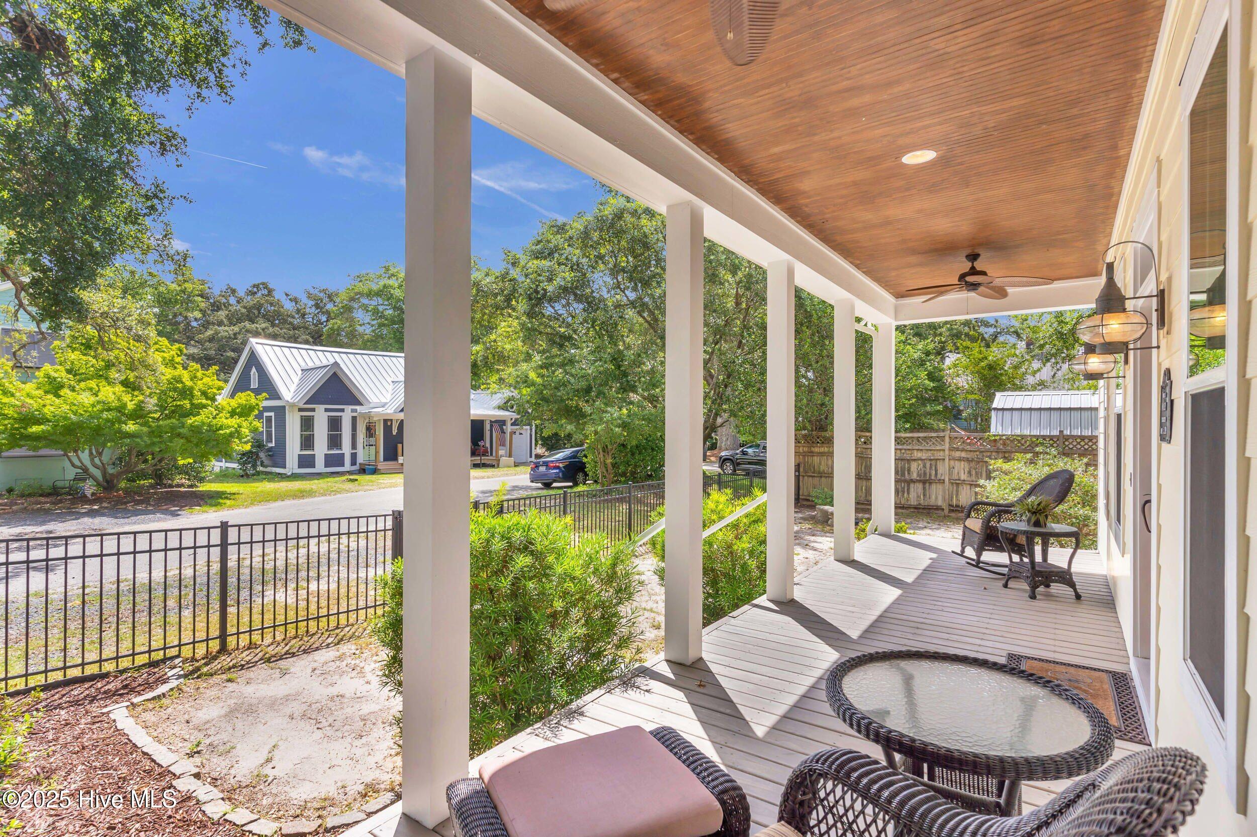311 College Street Property Photo 4