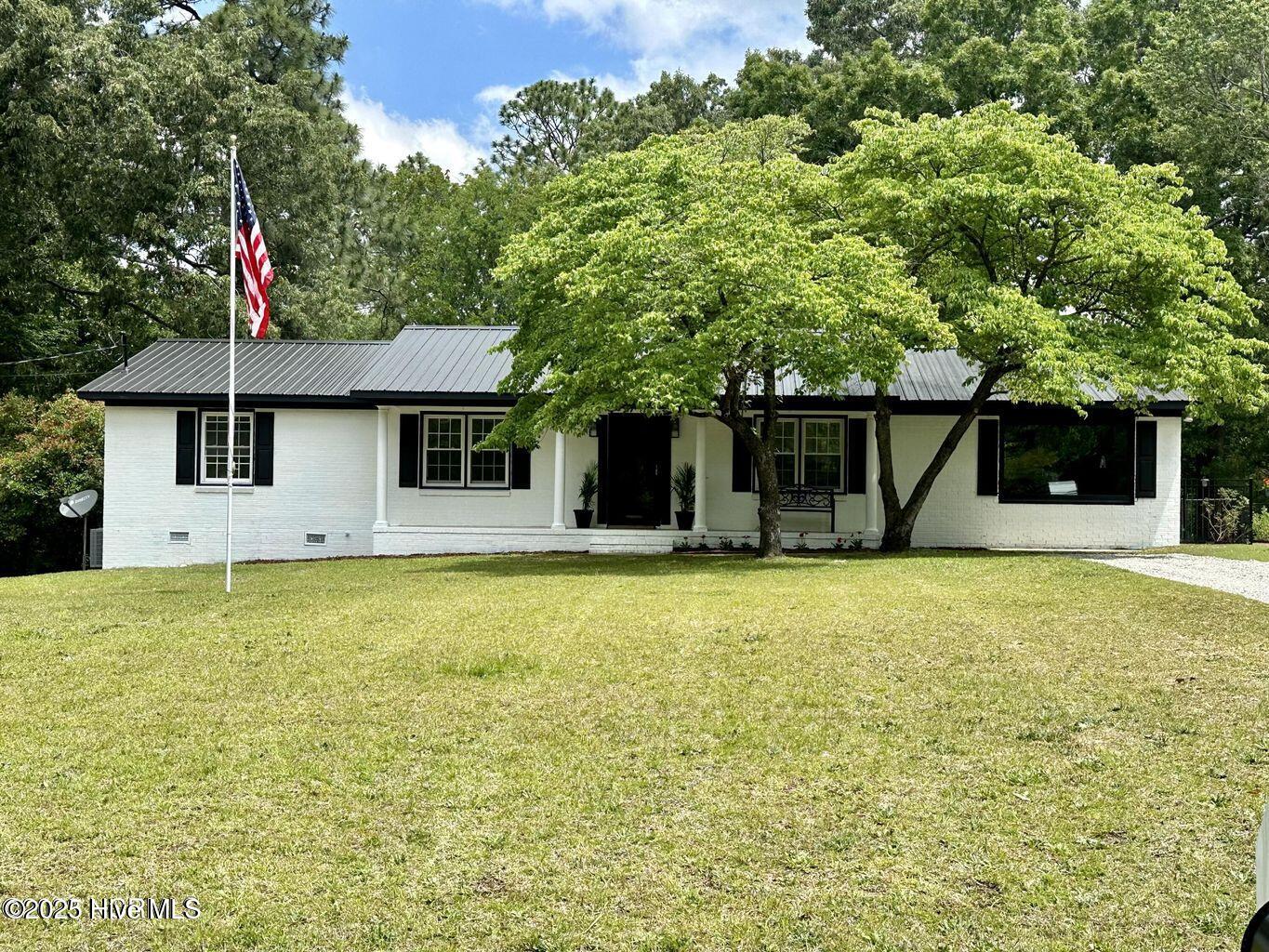 611 E L Ives Drive Property Photo 1