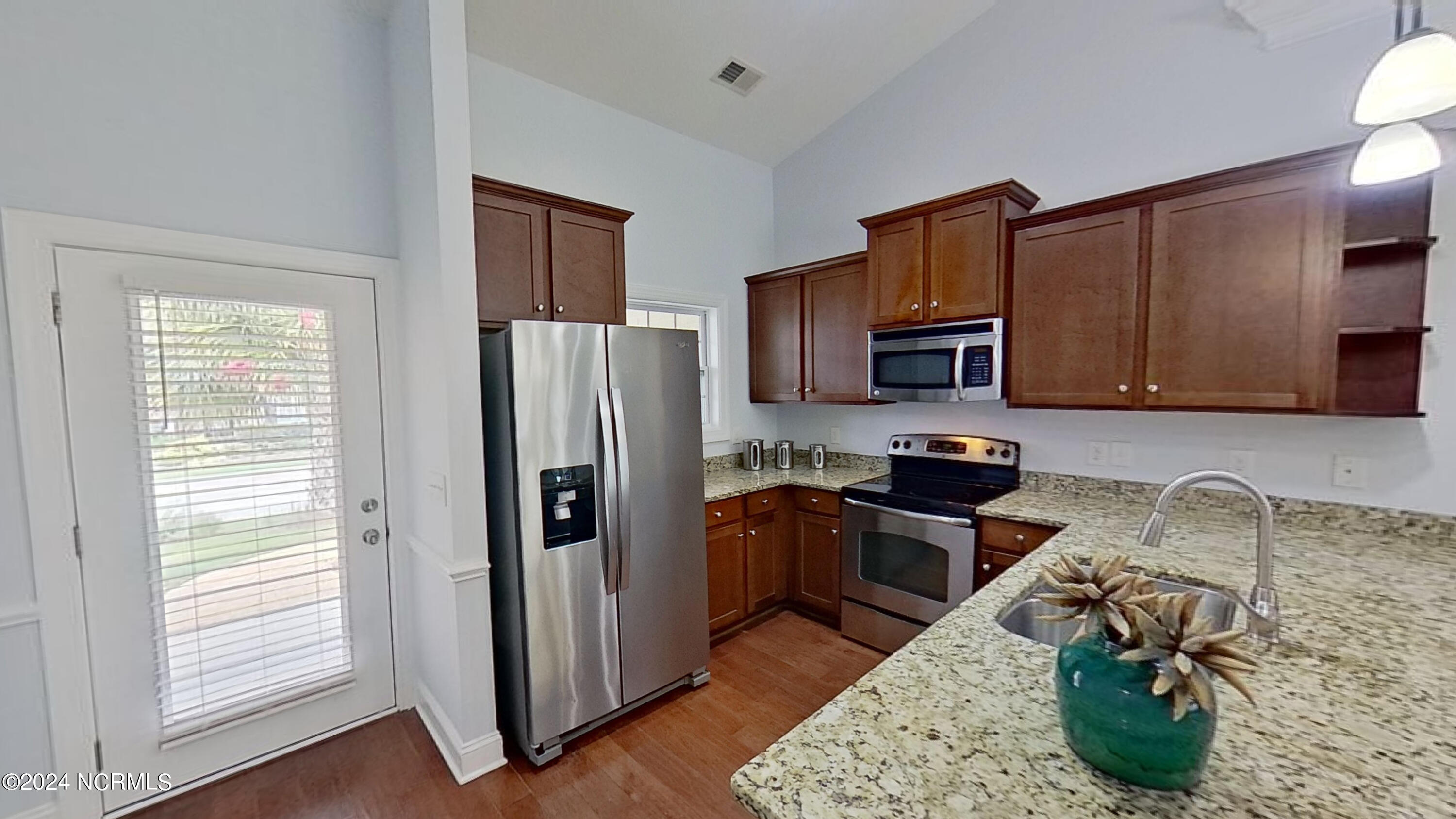 1043 Tideline Drive Property Photo 3