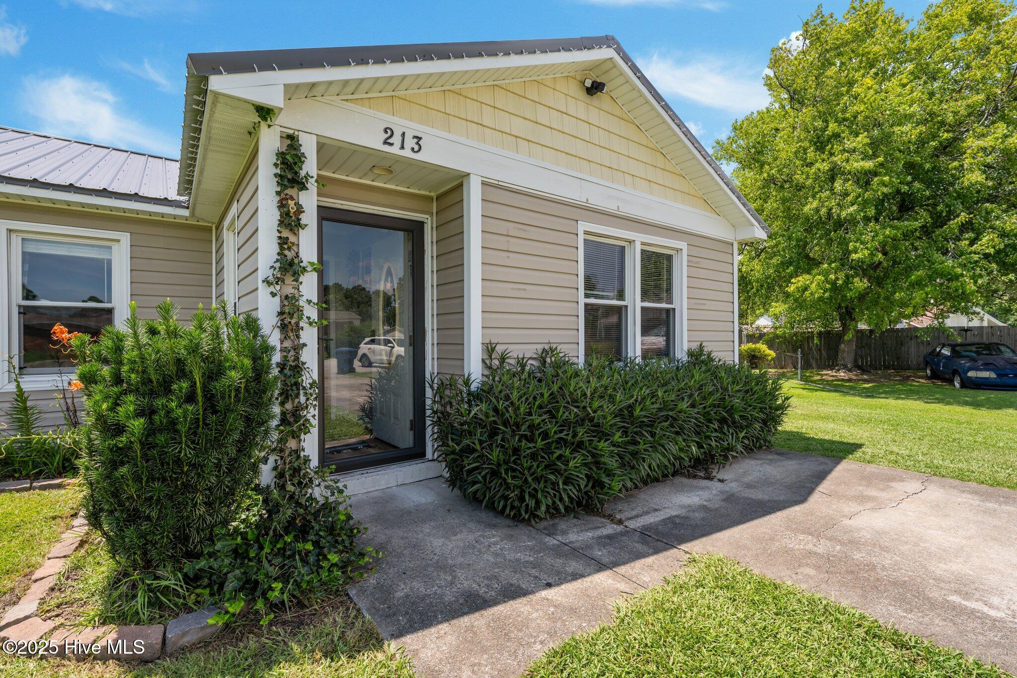 213 Ashwood Court Property Photo 2