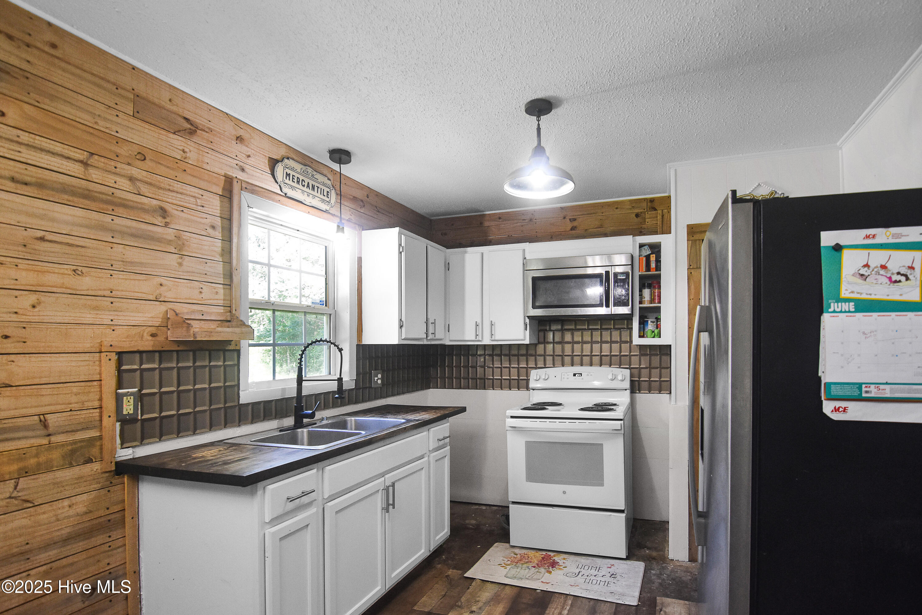 412 Dixon Road Property Photo 3