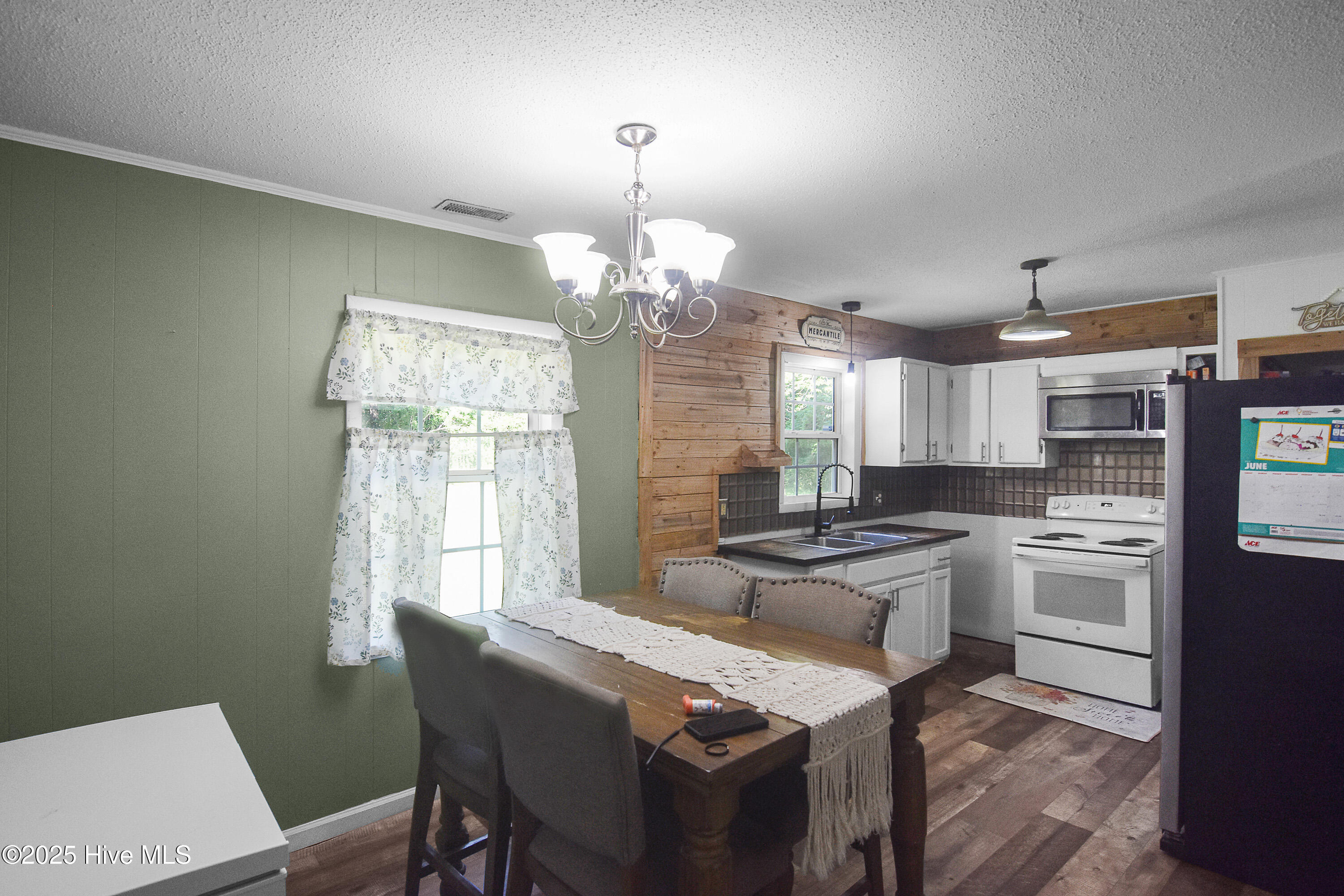 412 Dixon Road Property Photo 11