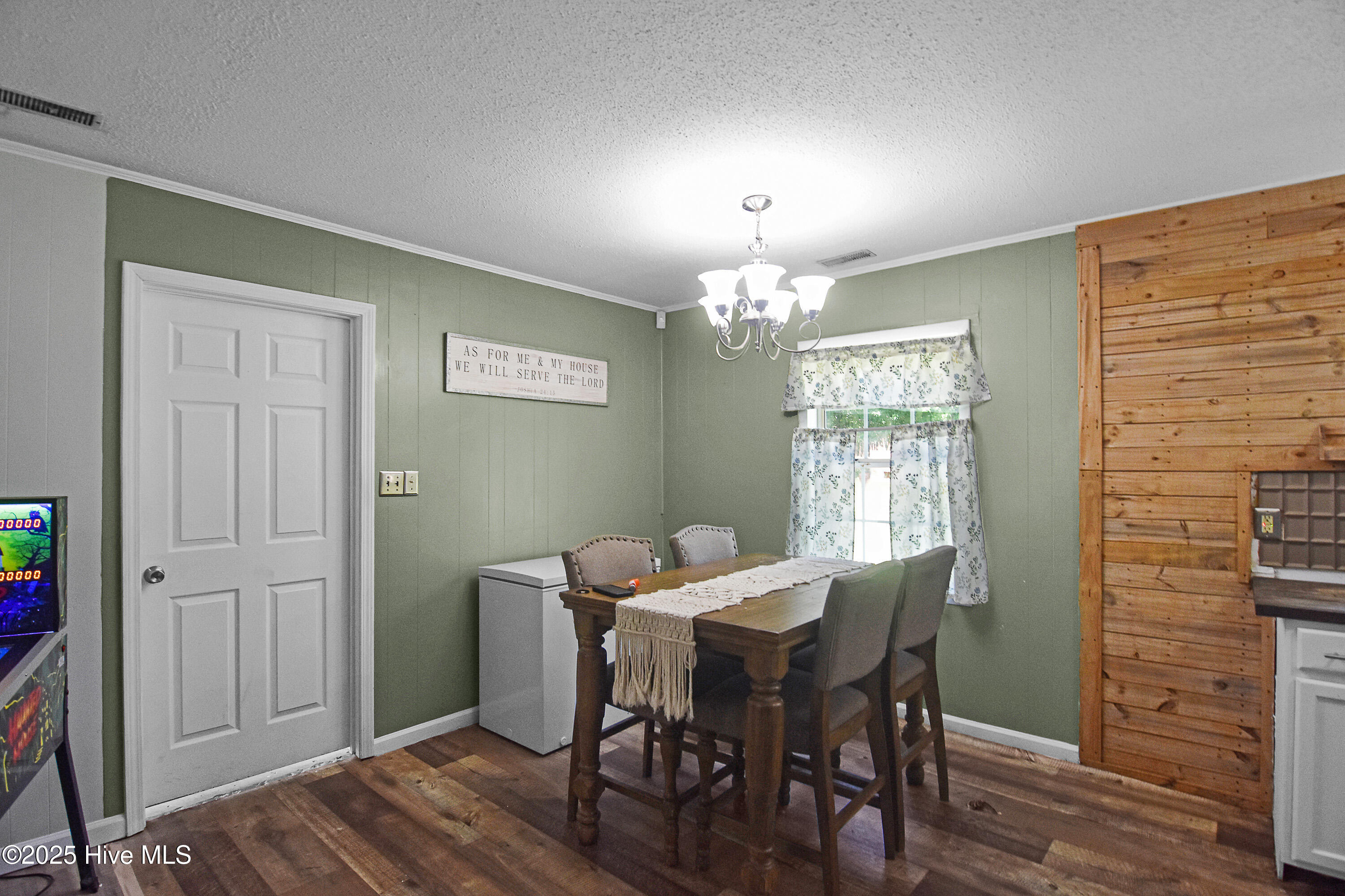 412 Dixon Road Property Photo 12