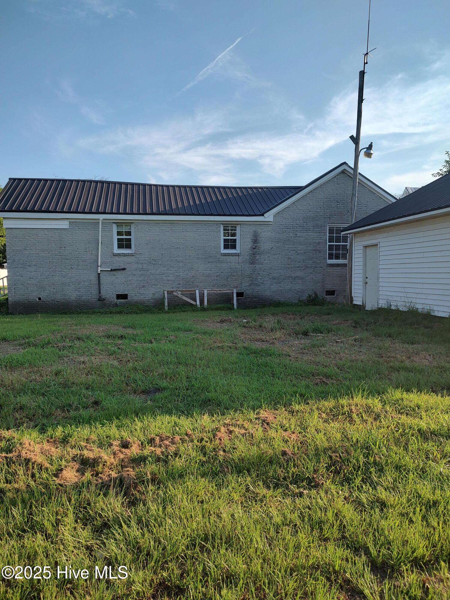 103 E James Street Property Photo 3