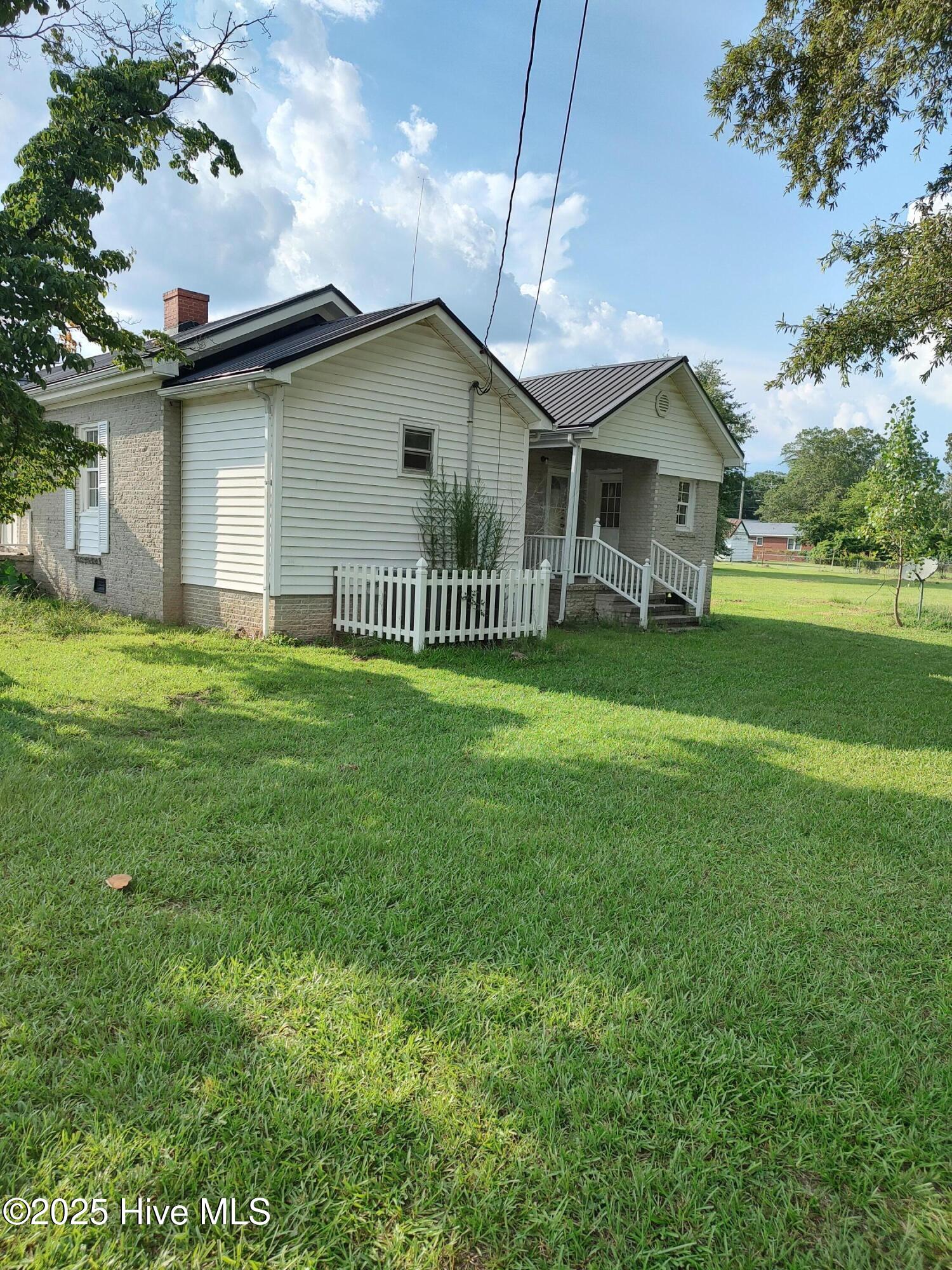 103 E James Street Property Photo 4