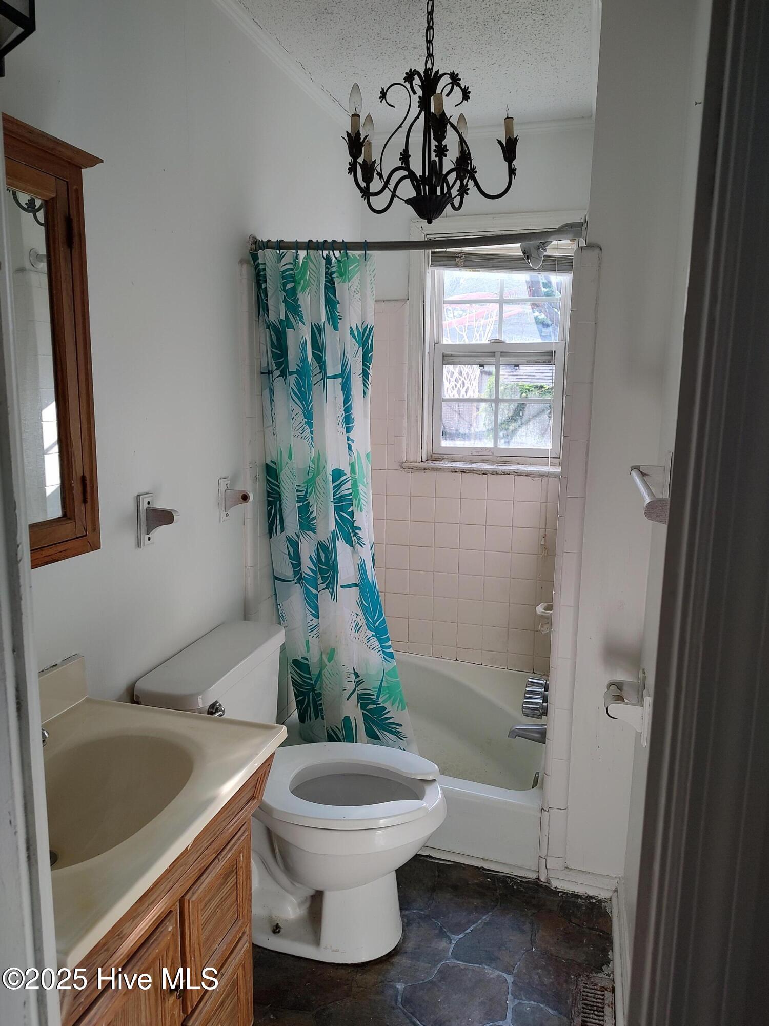 103 E James Street Property Photo 7
