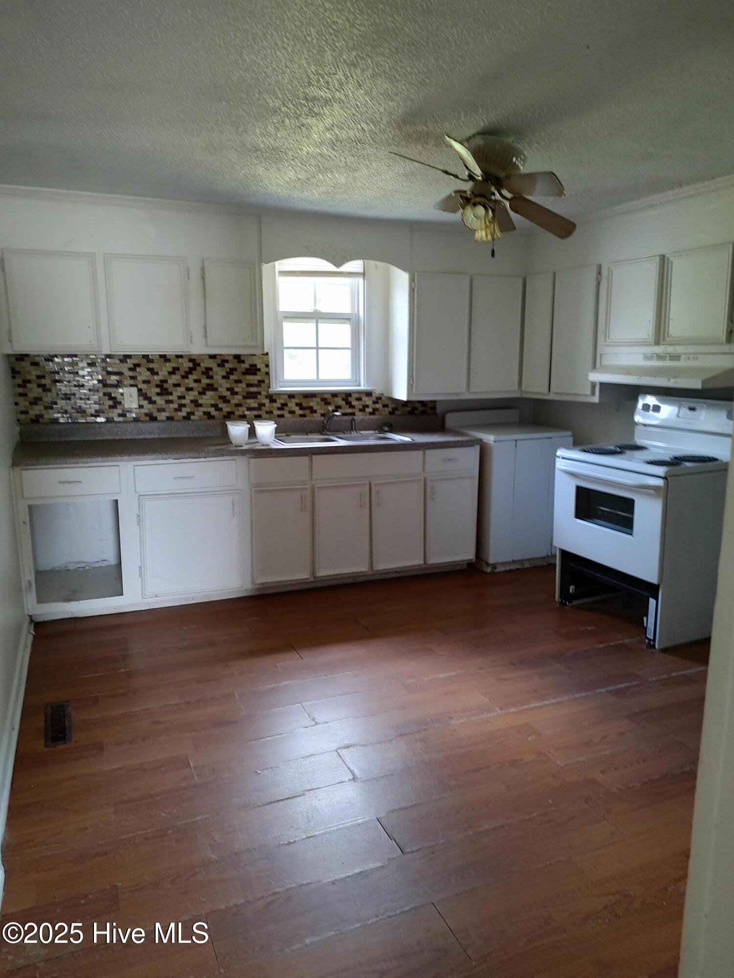 103 E James Street Property Photo 13