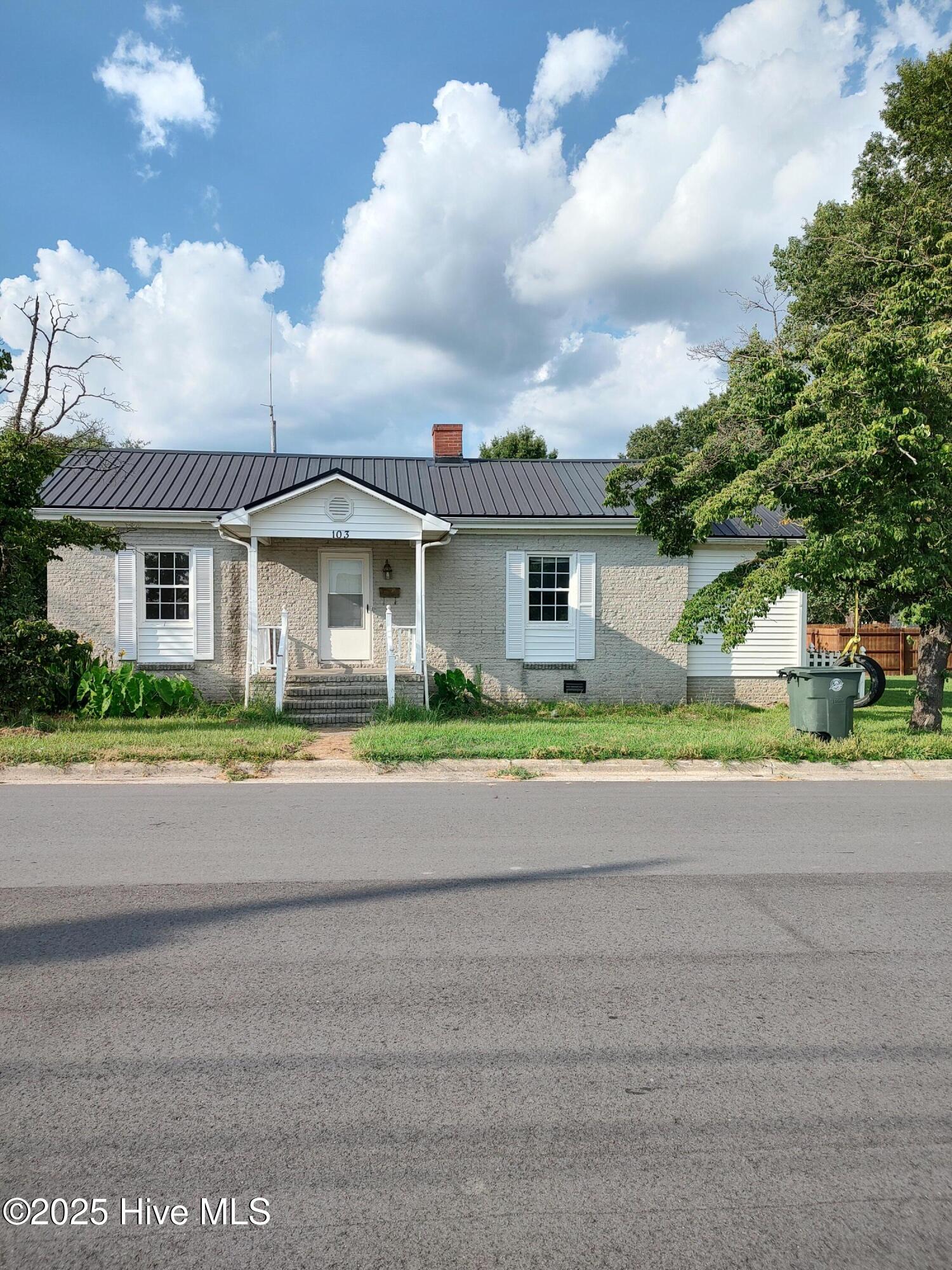 103 E James Street Property Photo 25