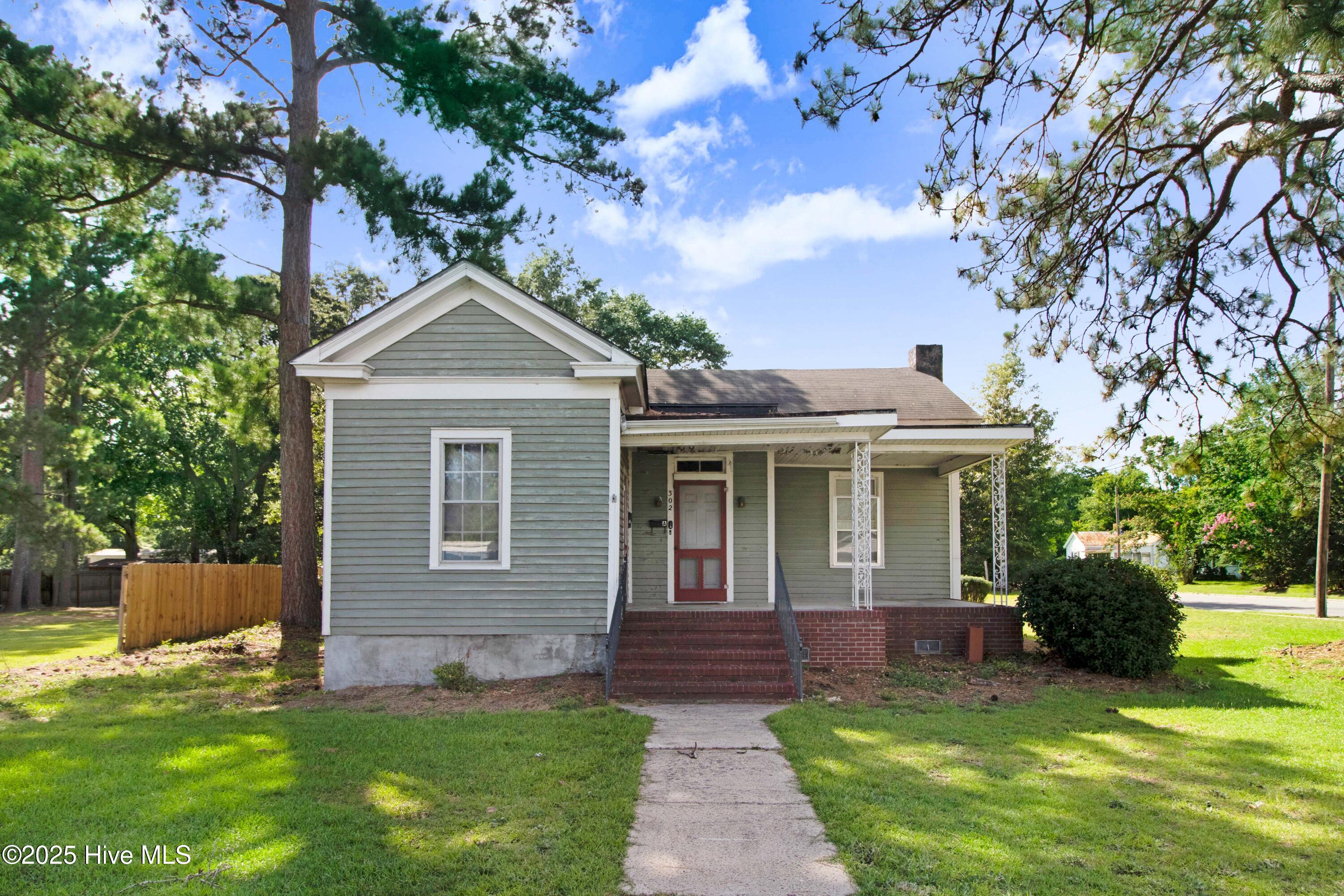 302 S Caswell Street Property Photo 1