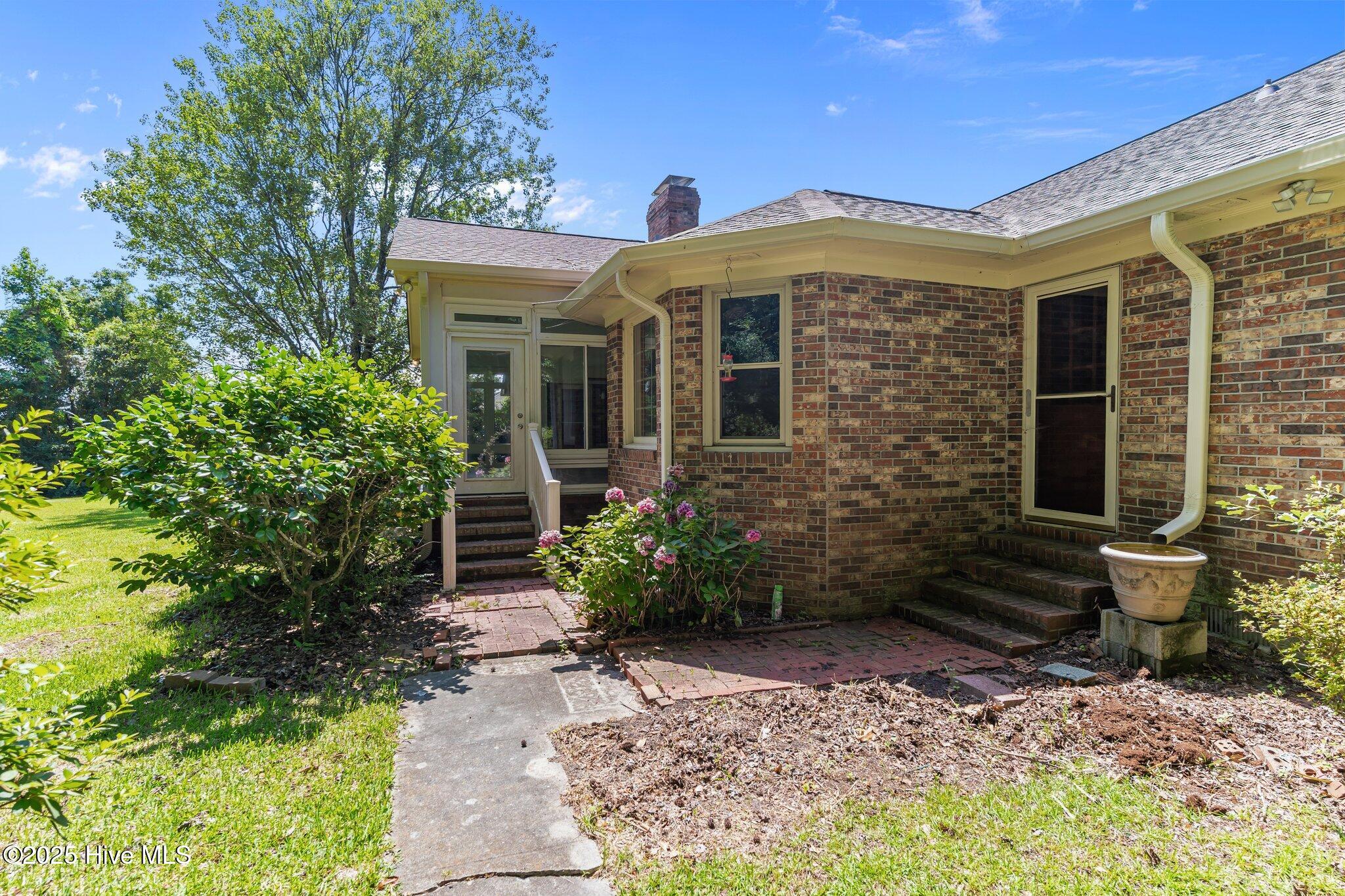 302 Foxhall Court Property Photo 9
