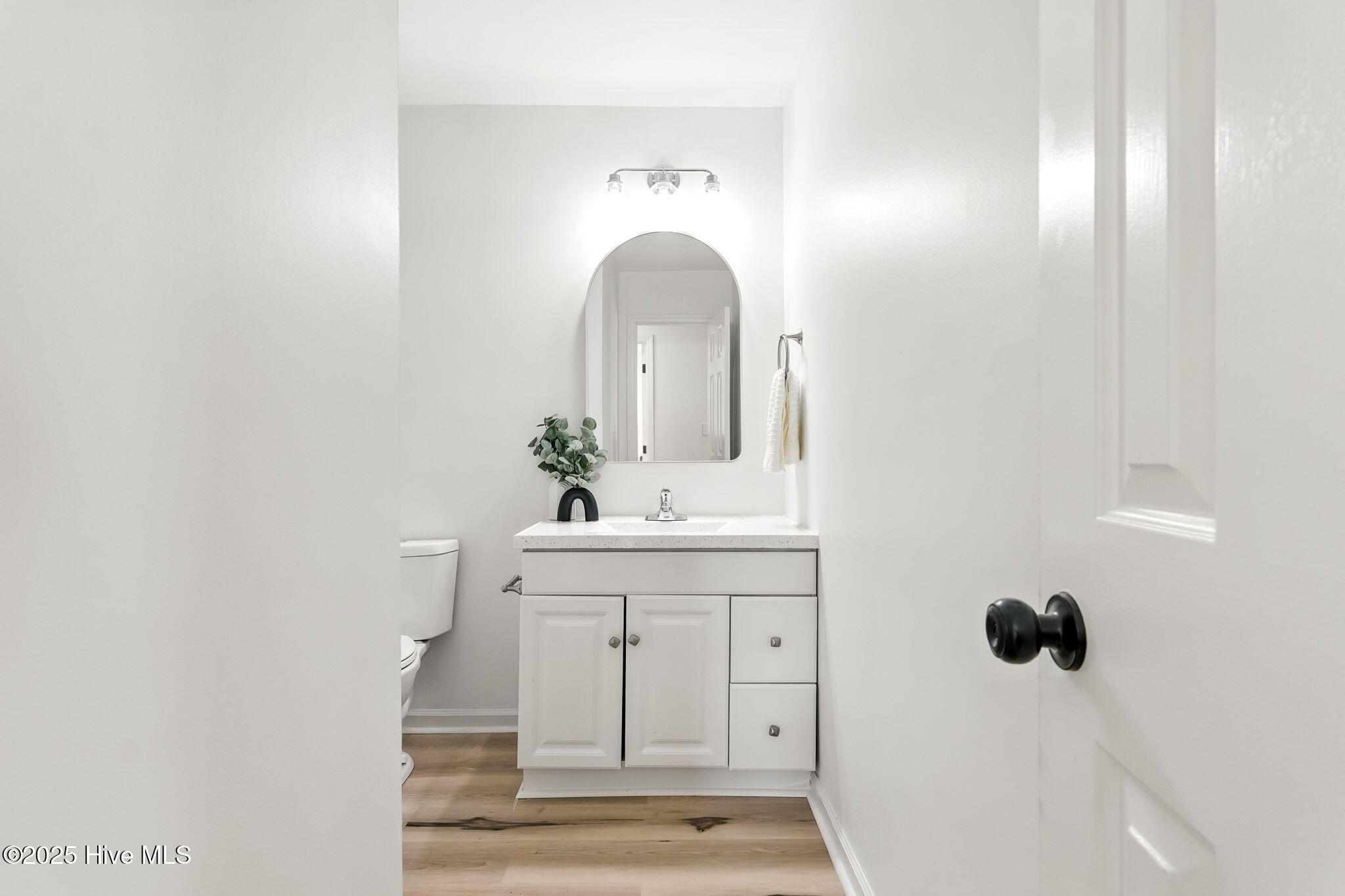104 S Nikol Way Property Photo 27