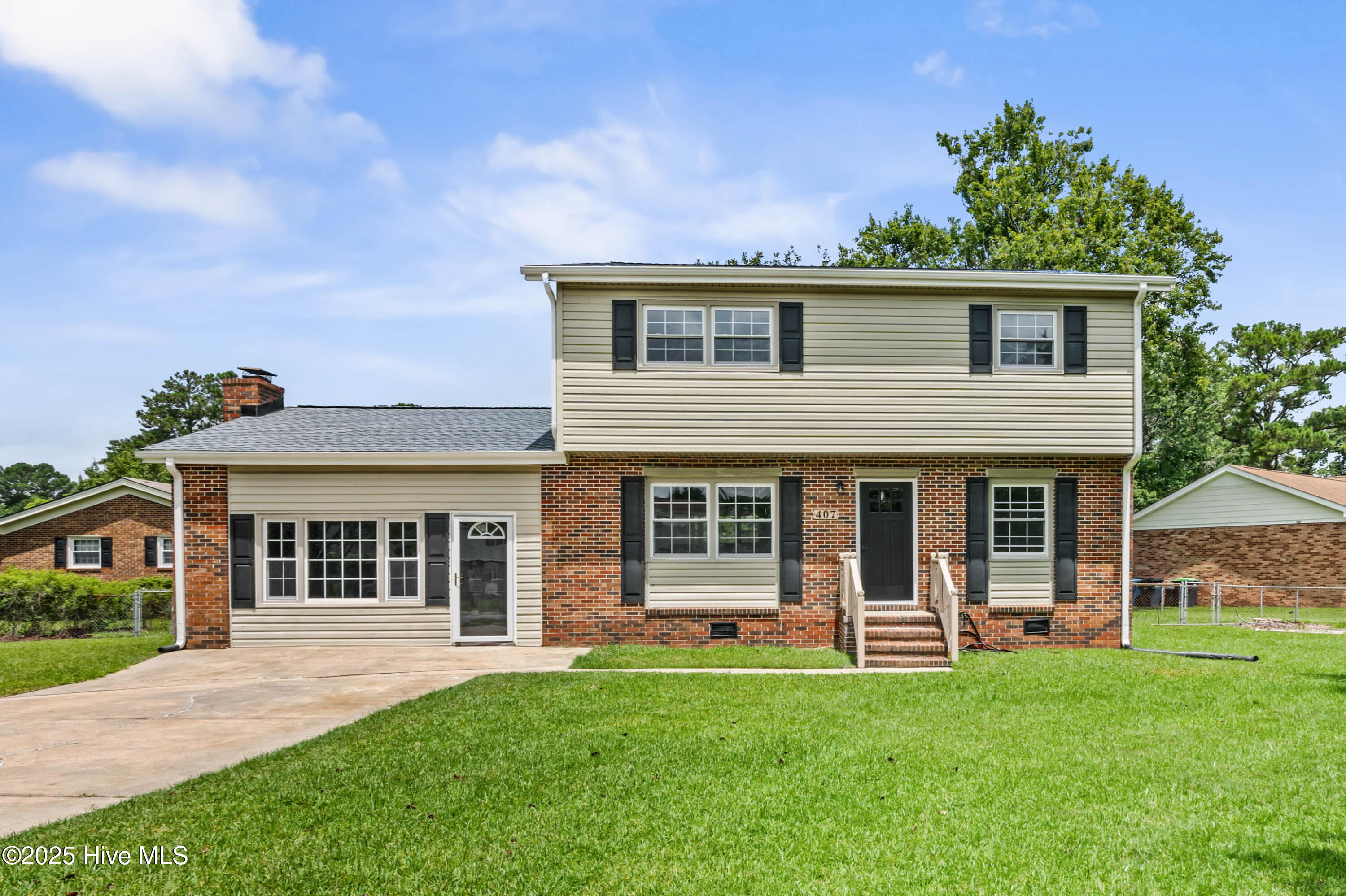 407 Thomas Drive Property Photo 1