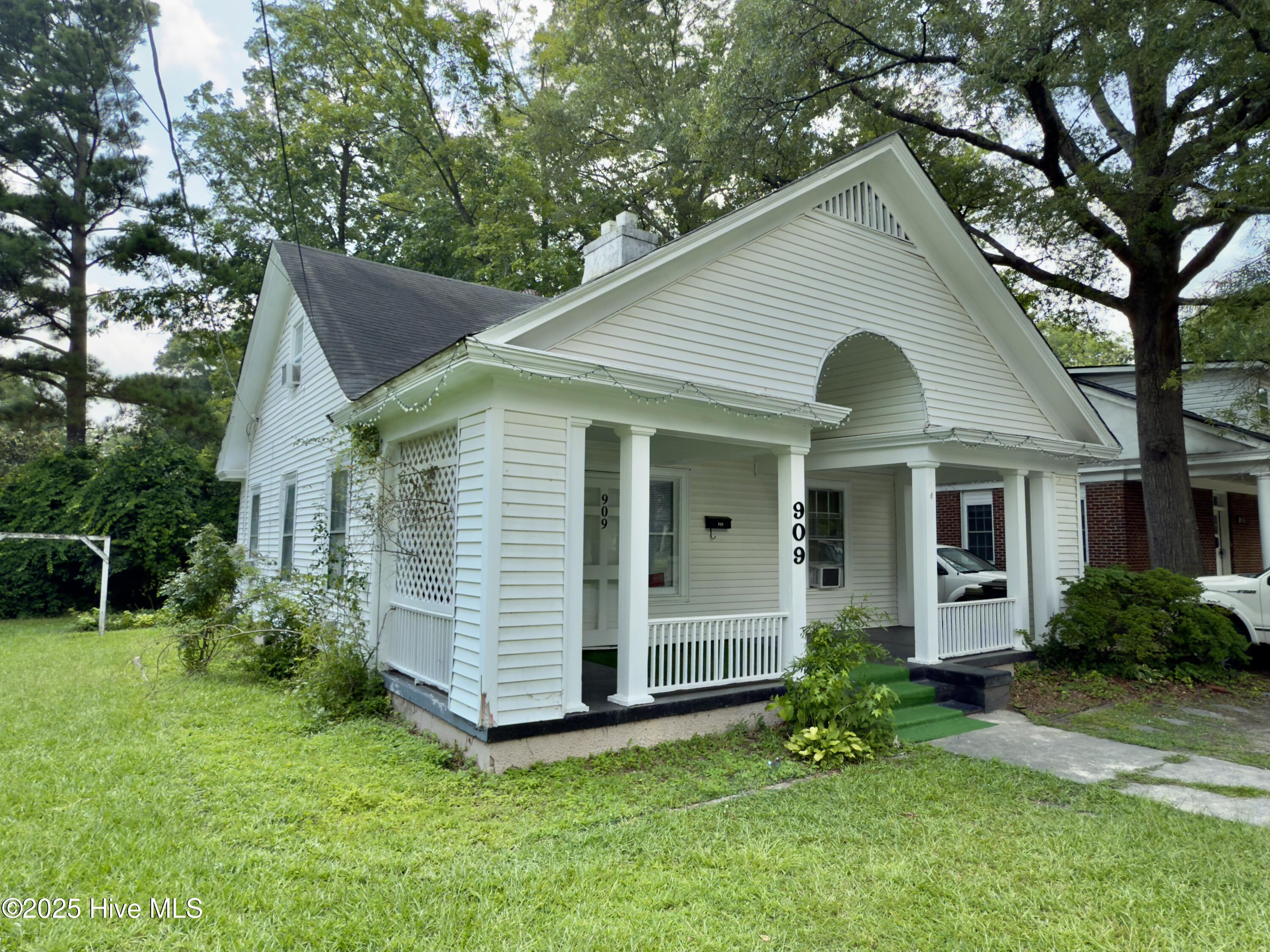 909 Lee Street Property Photo 1