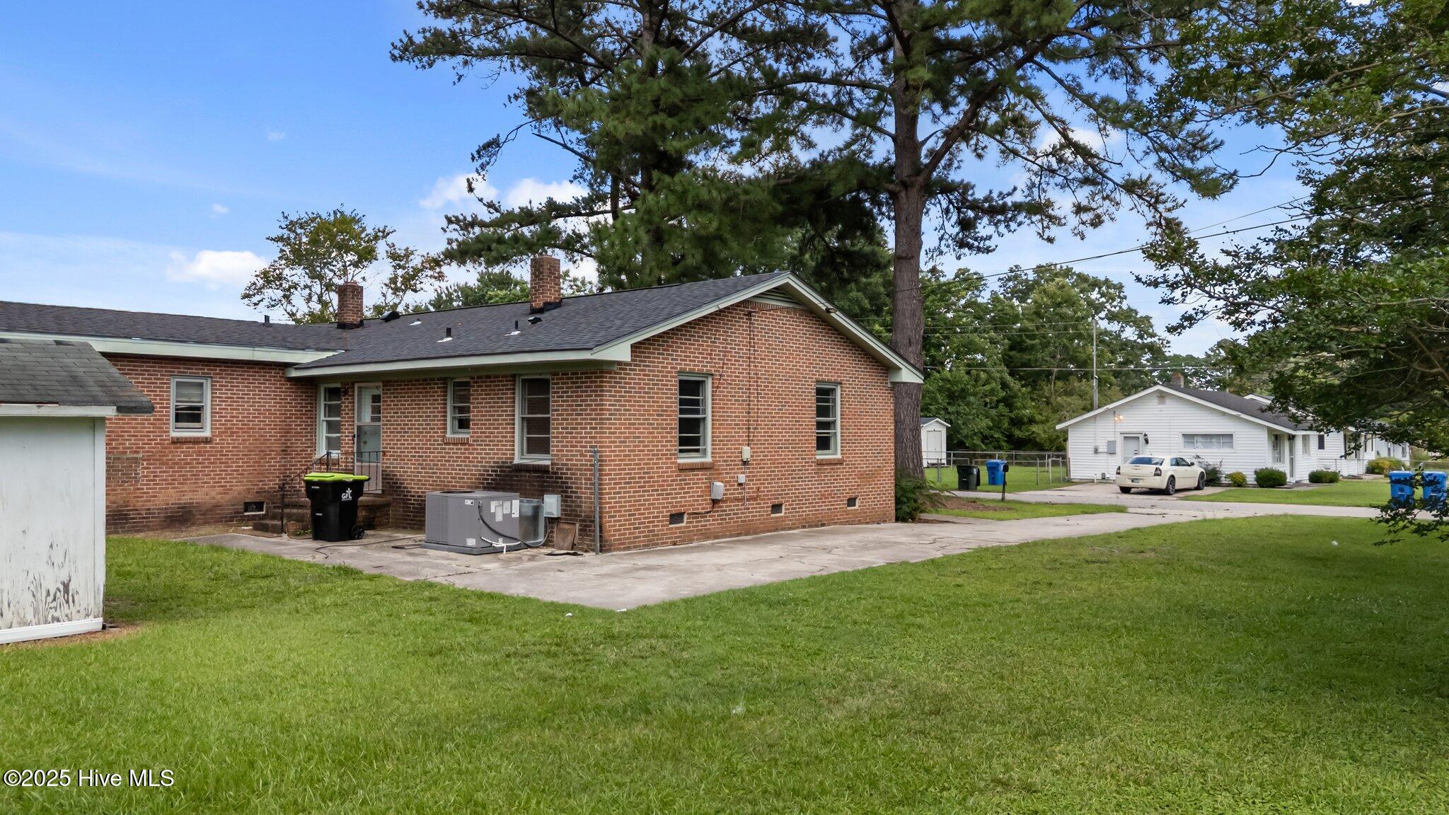 208 S Anderson Street Property Photo 5