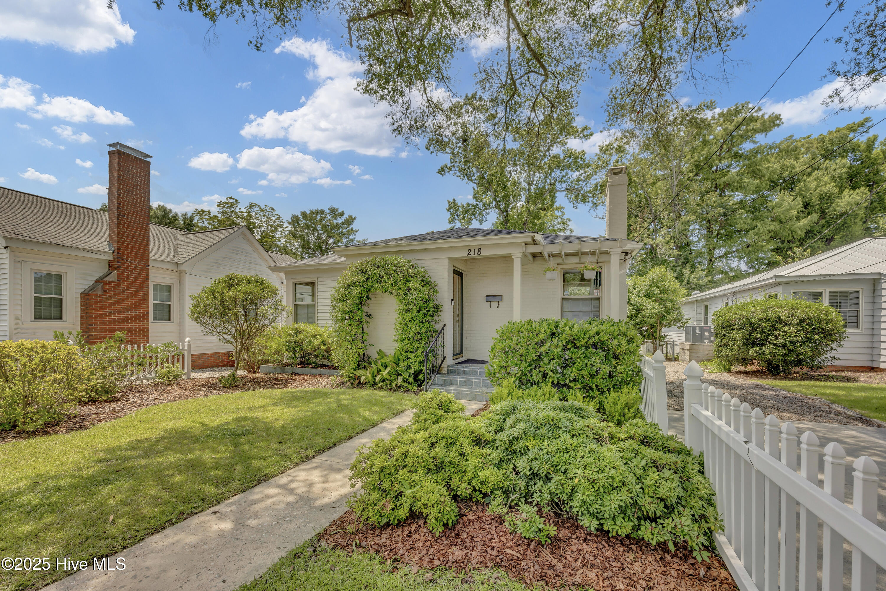 218 Borden Avenue Property Photo 1