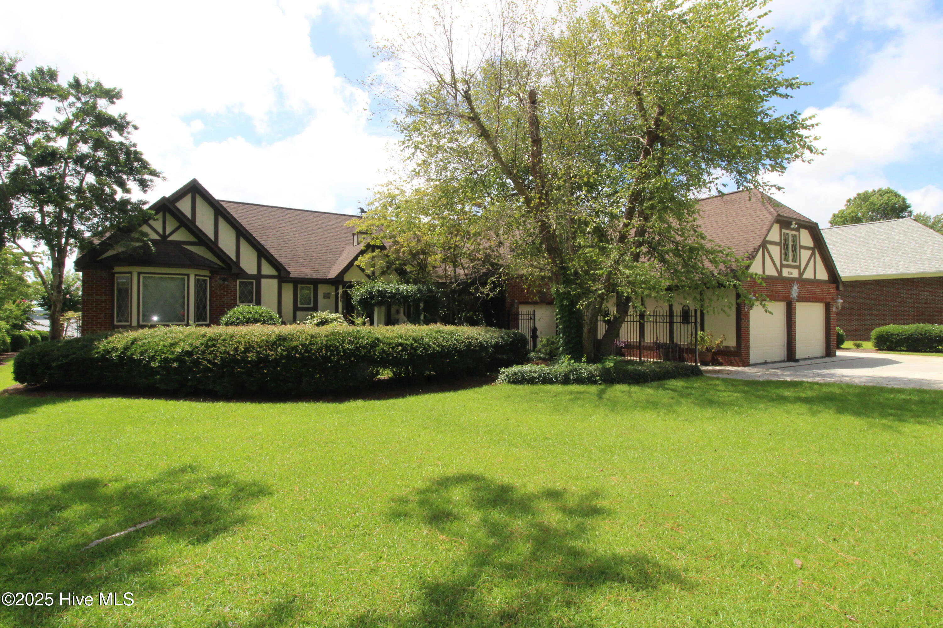 138 White Oak Bluff Road Property Photo 1