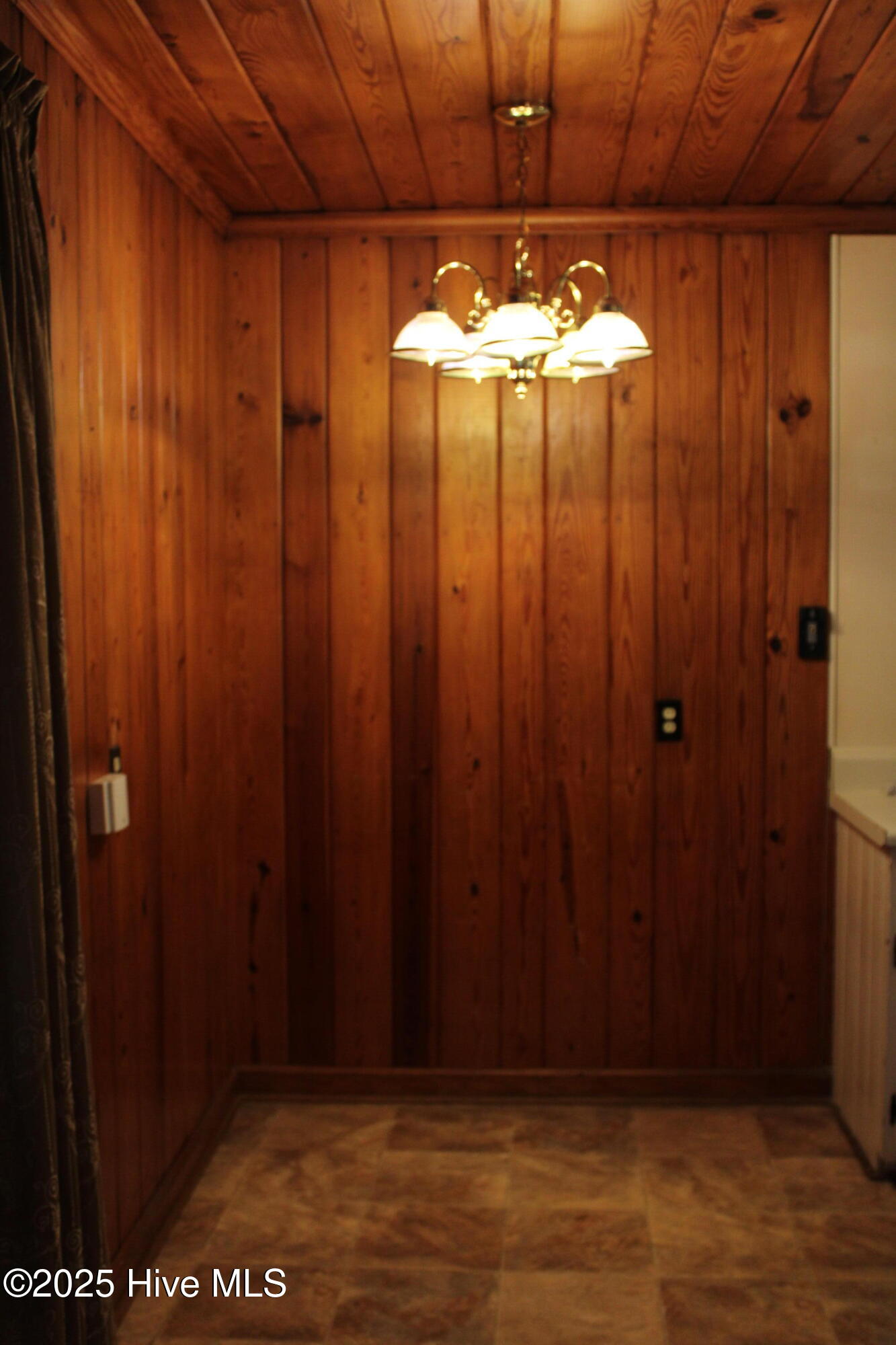 707 Cameron Drive Property Photo 4