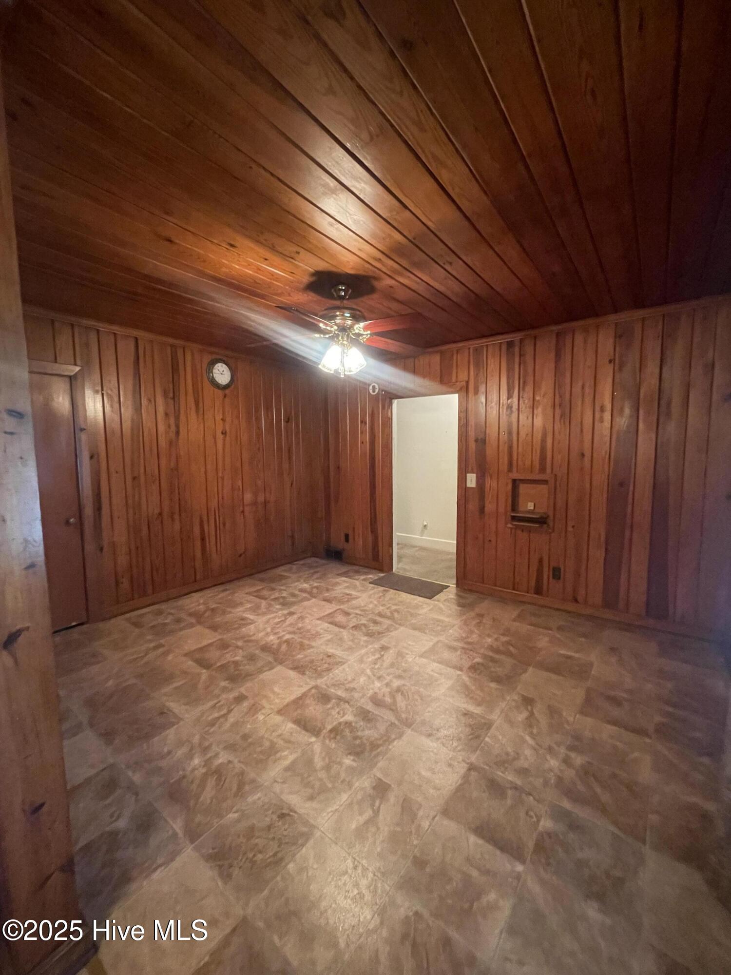 707 Cameron Drive Property Photo 5