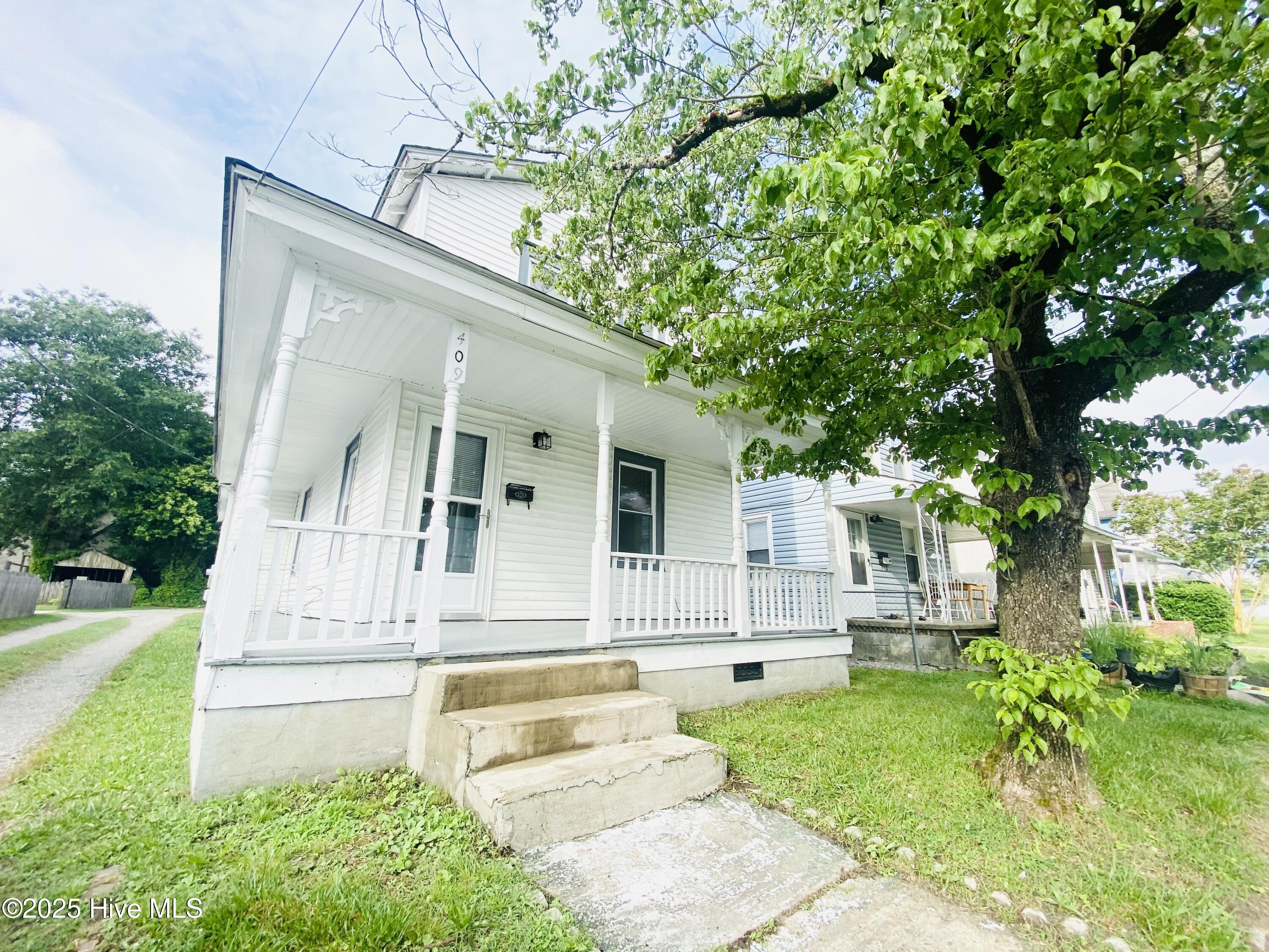 409 W Colonial Avenue Property Photo 1