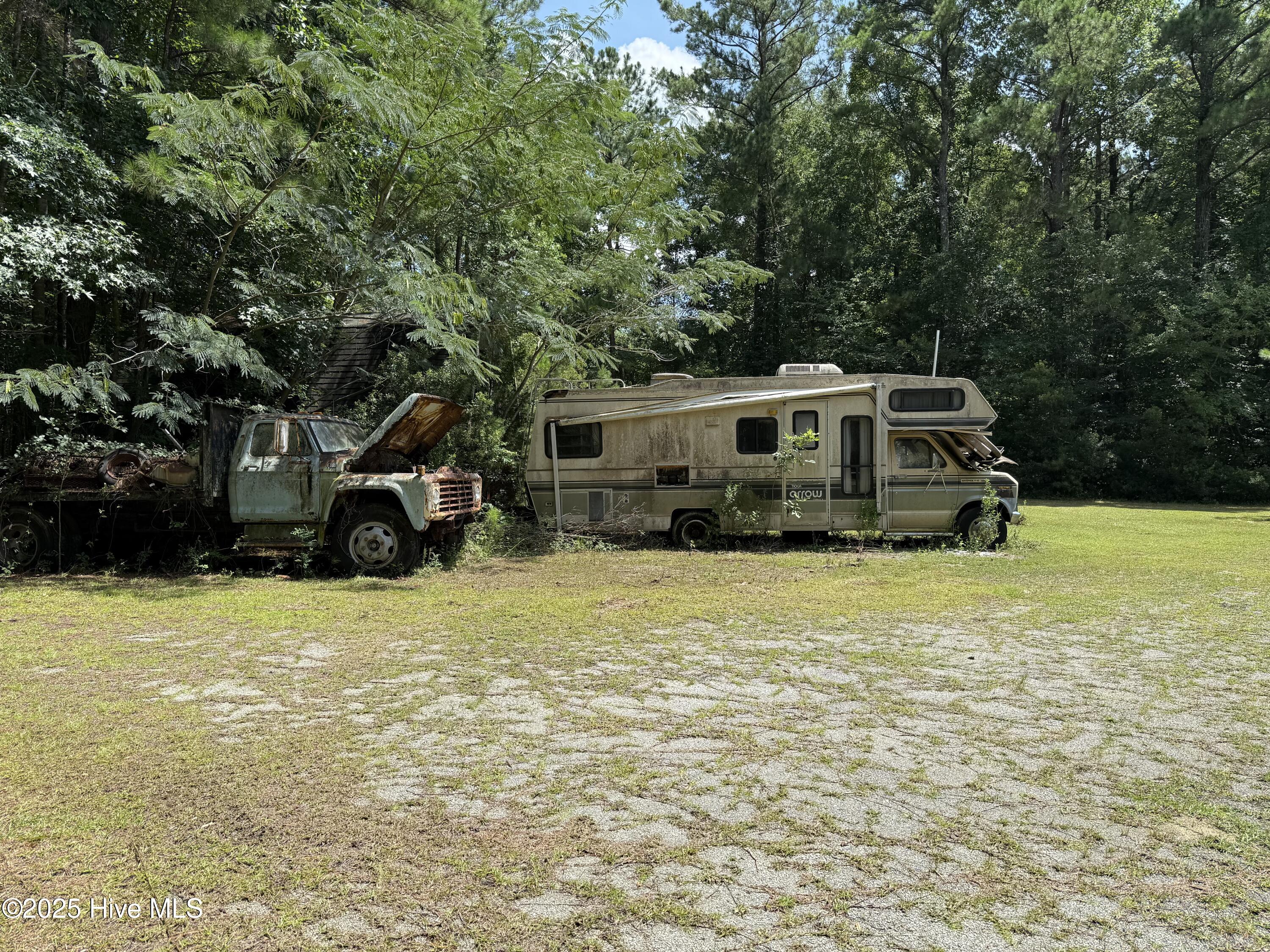 250 Tree Lane Property Photo 6