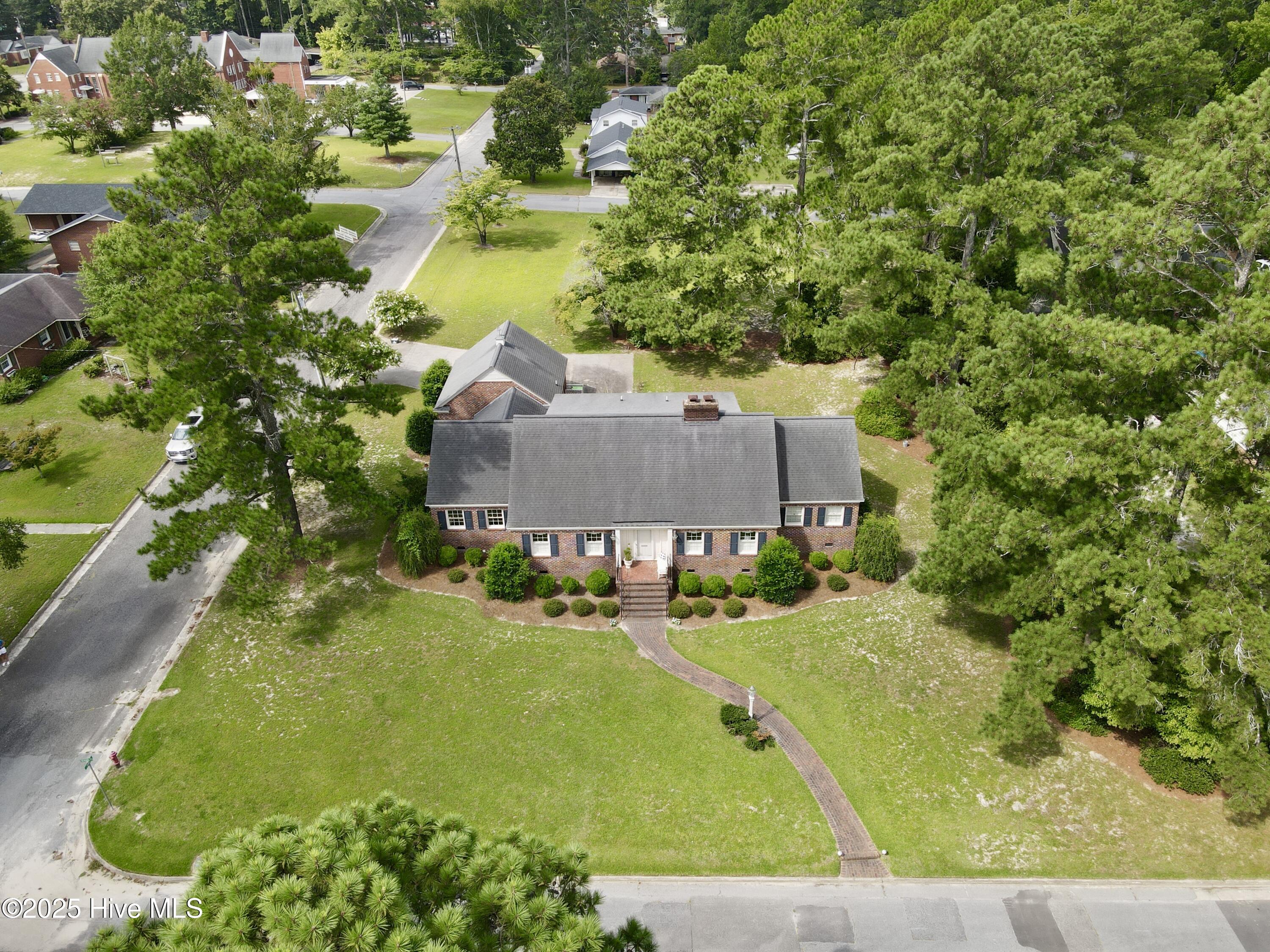 901 School Drive Property Photo 2