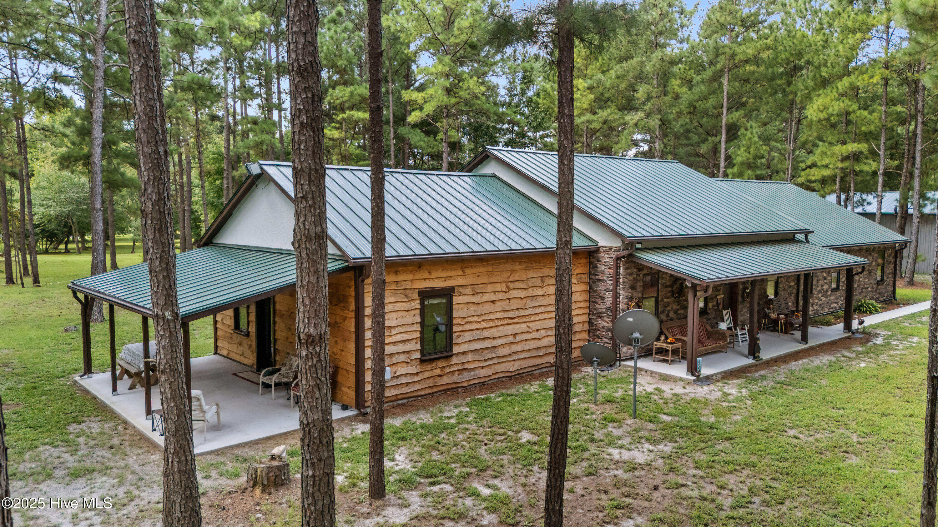 907 E Waterway Drive Property Photo 1
