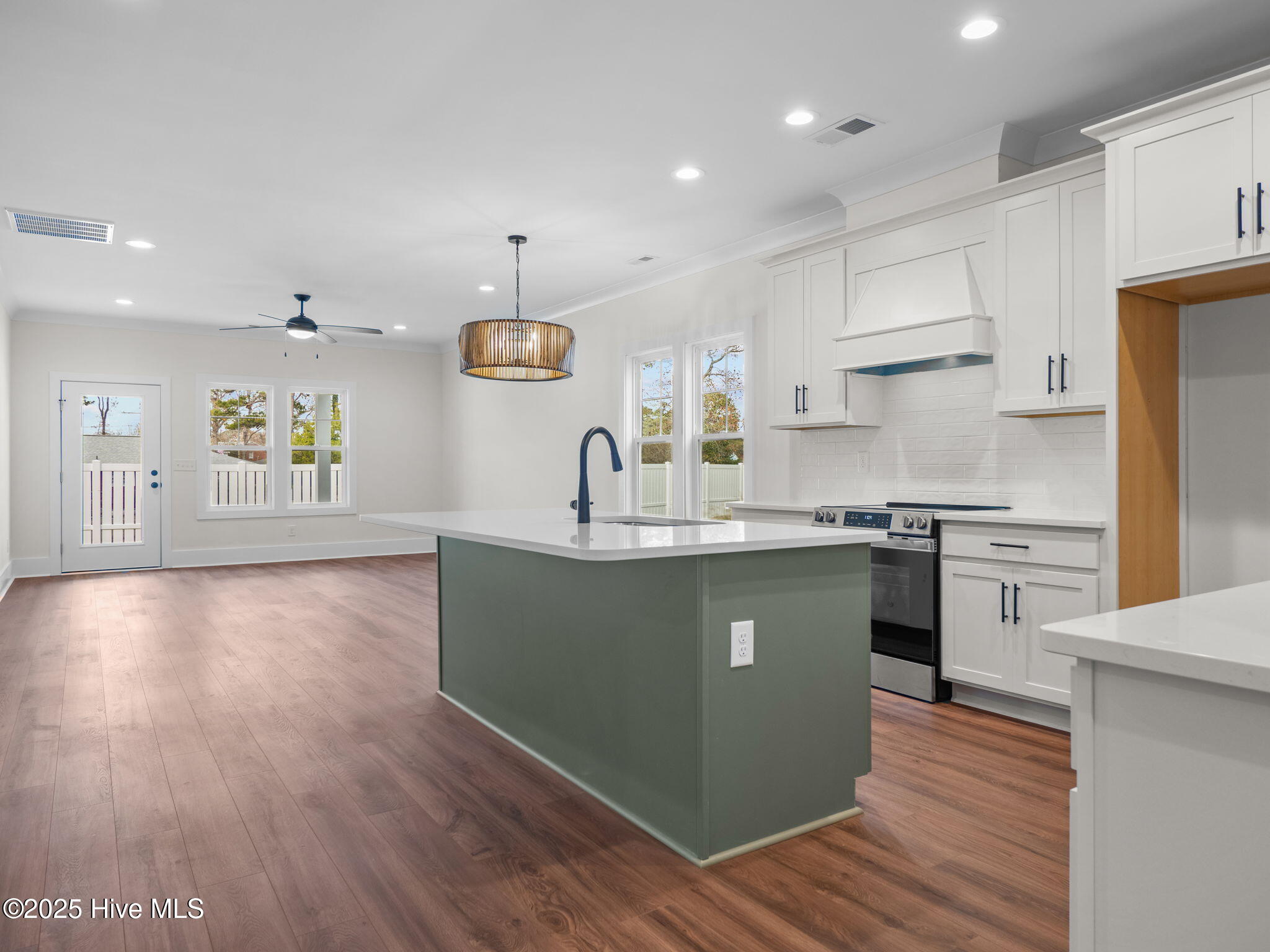 126 Pine View Boulevard Property Photo 2