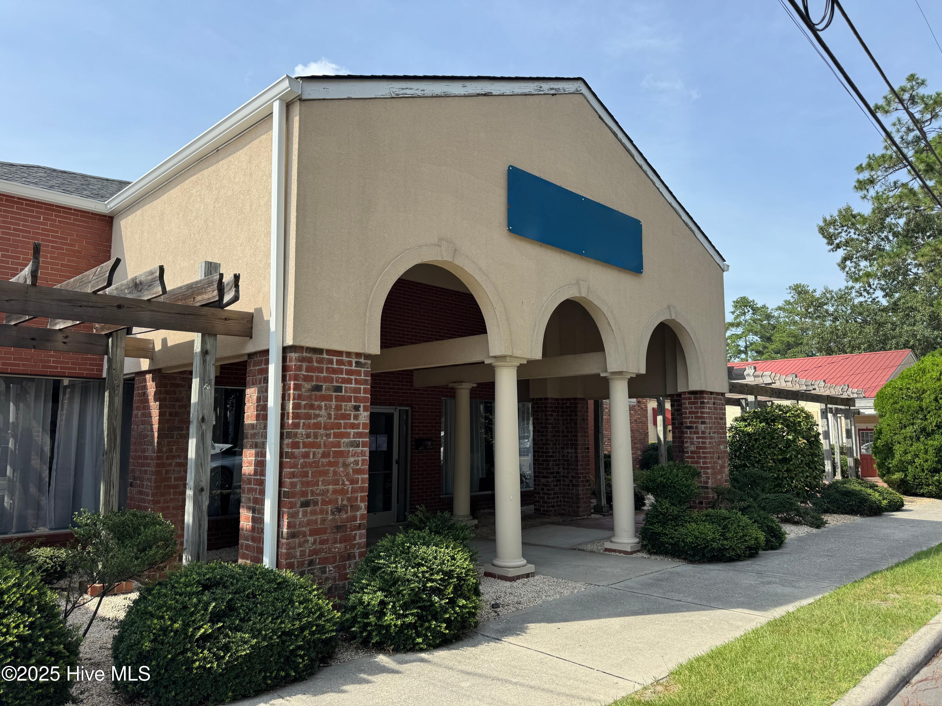 670 Sw Broad Street Property Photo 1
