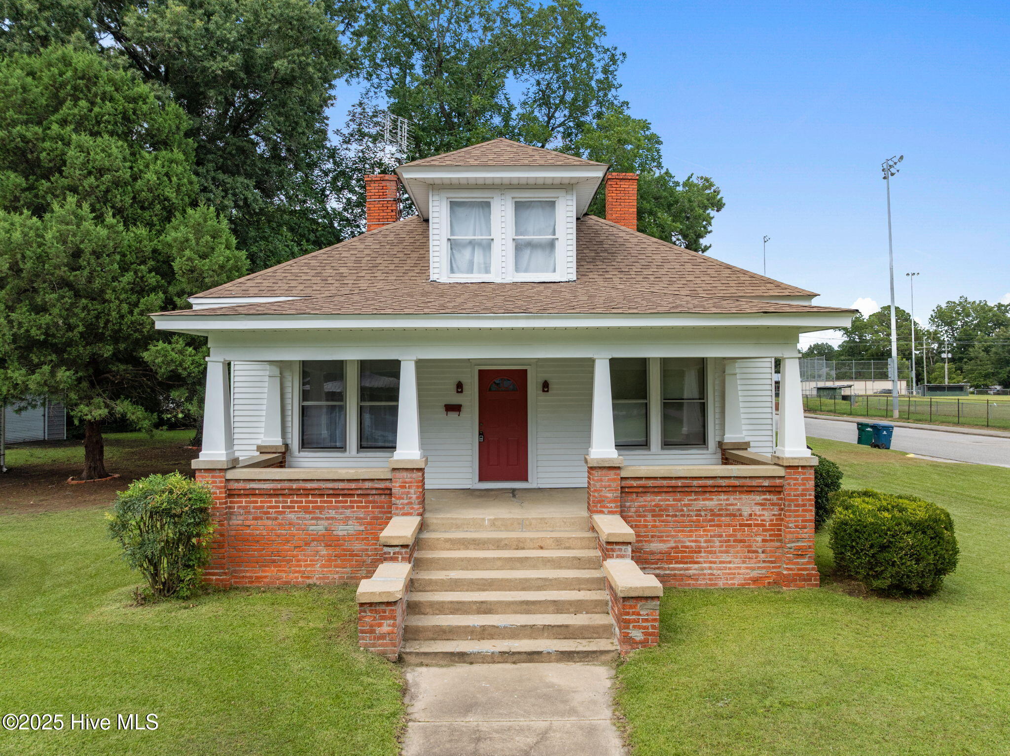 820 E 4th Street Property Photo 1