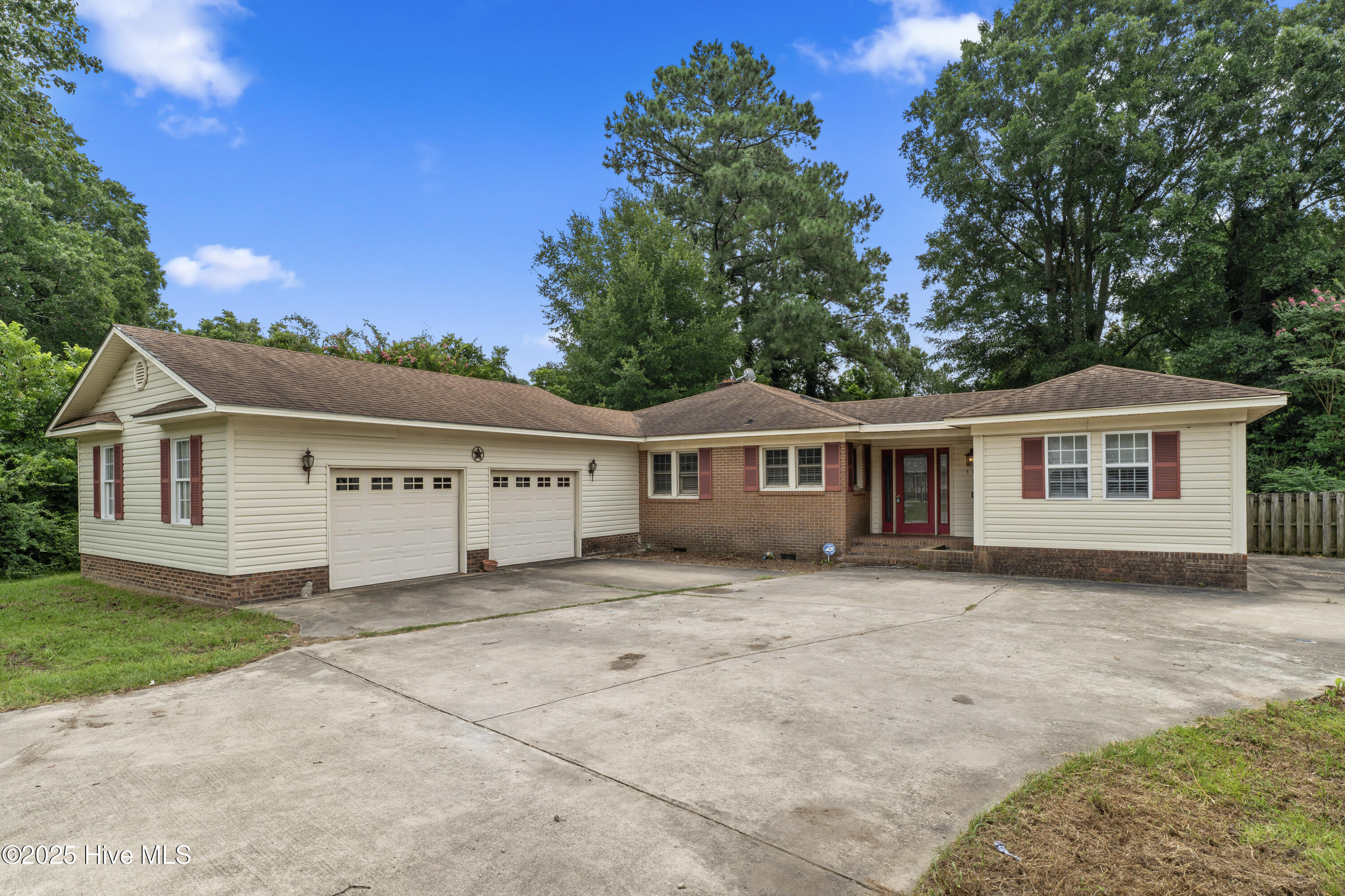 533 W College Street Property Photo 1