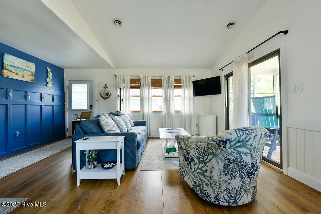 110 King Court Property Photo 2