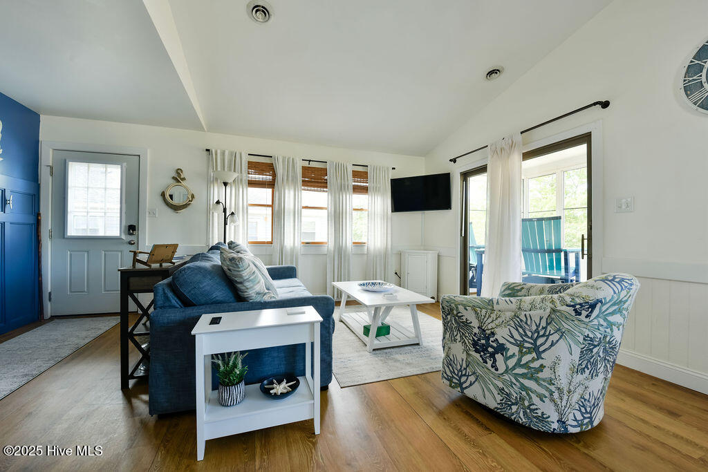 110 King Court Property Photo 3