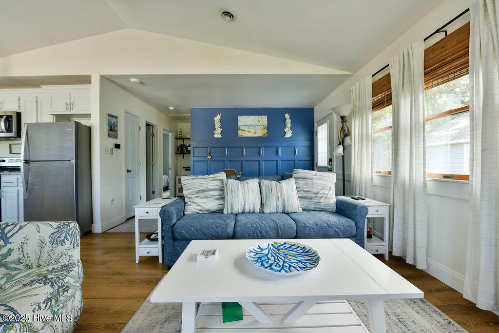 110 King Court Property Photo 4