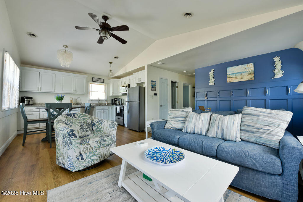 110 King Court Property Photo 5