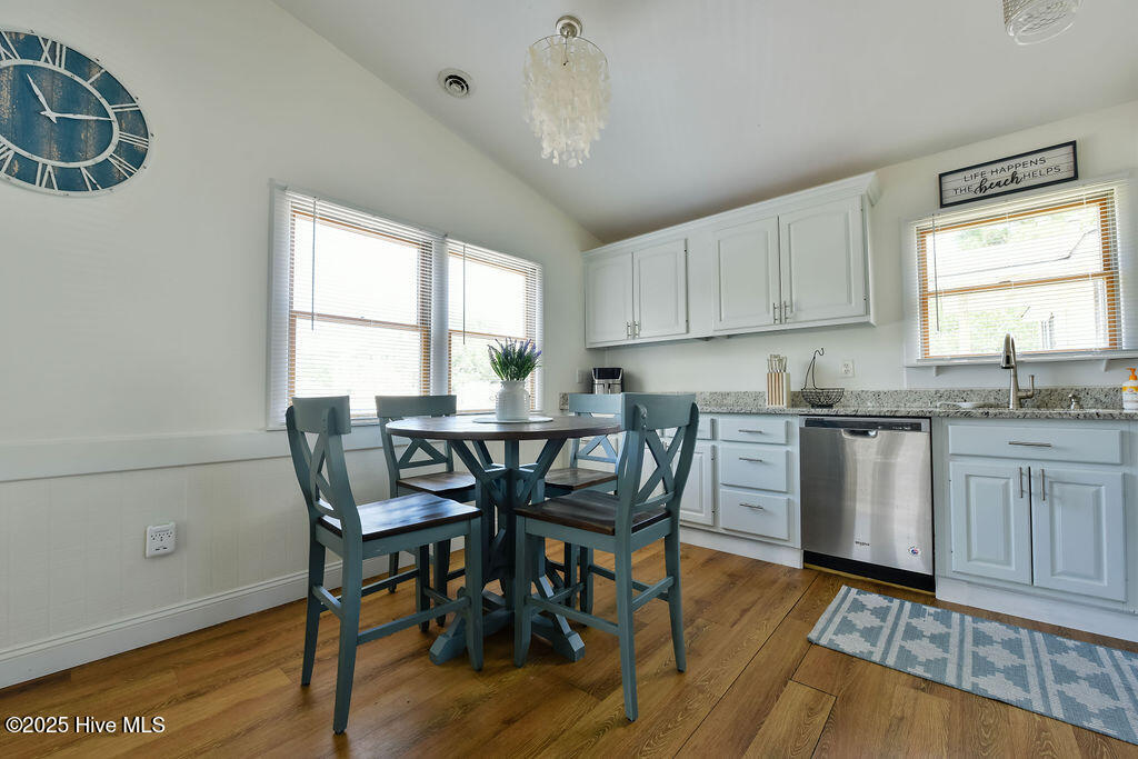 110 King Court Property Photo 7