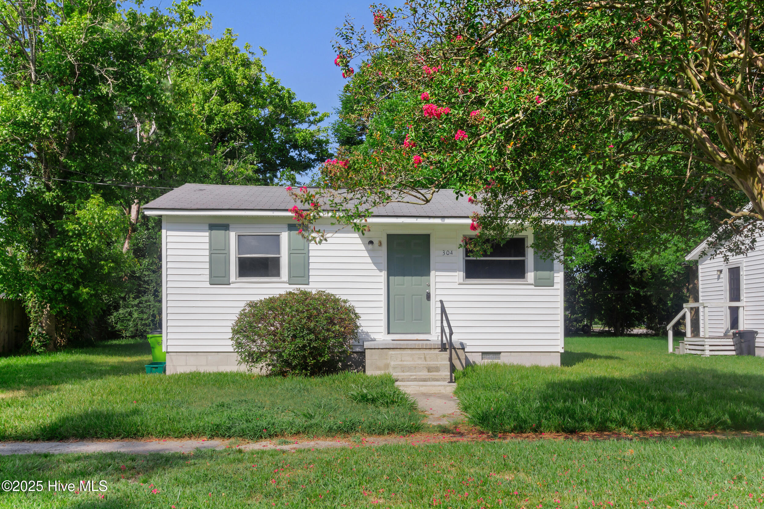 304 N B Street Property Photo 1