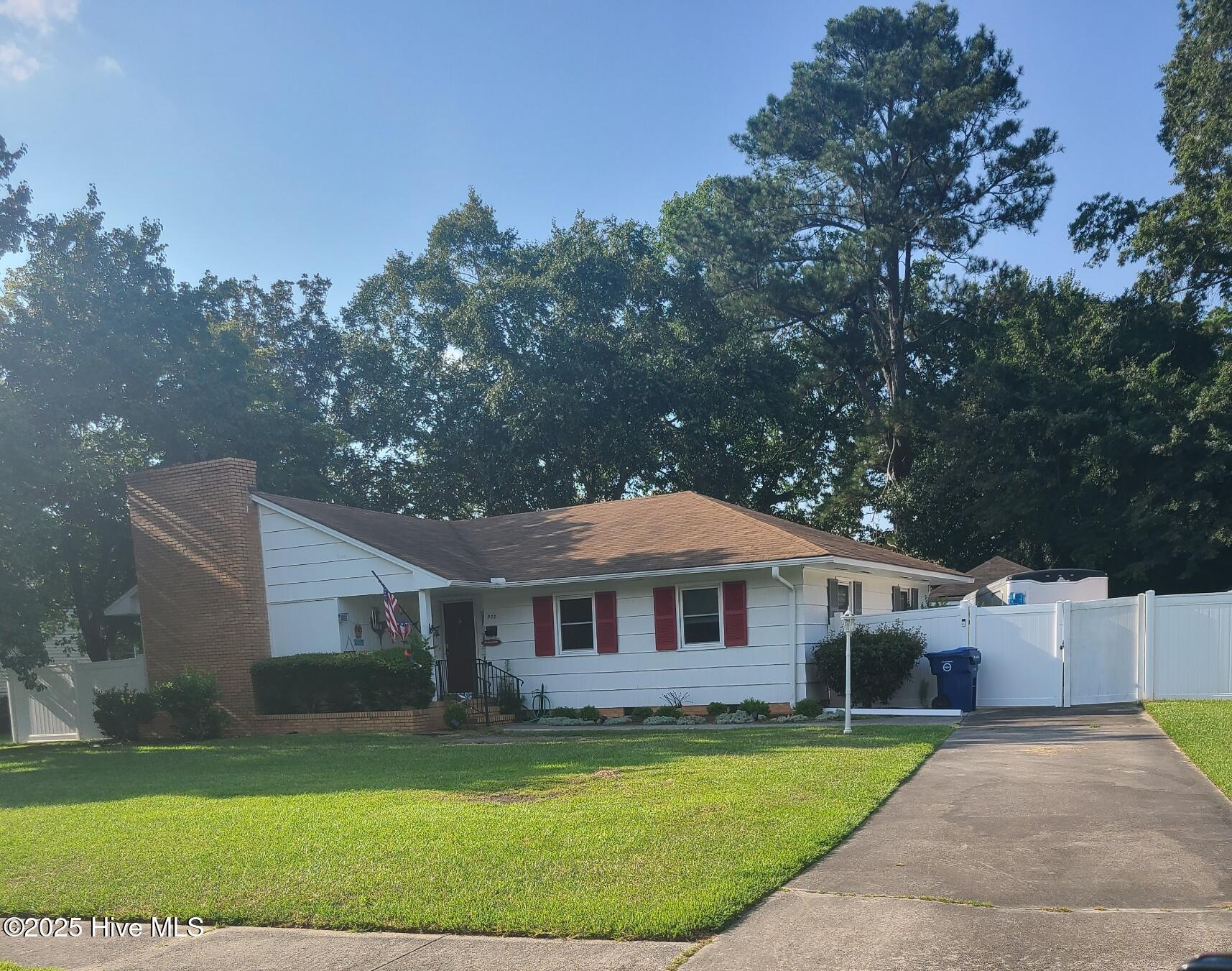 909 Cameron Drive Property Photo 1