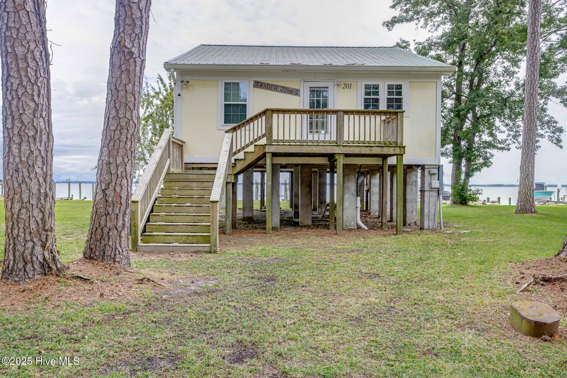 201 Hickory Point Drive Property Photo 1