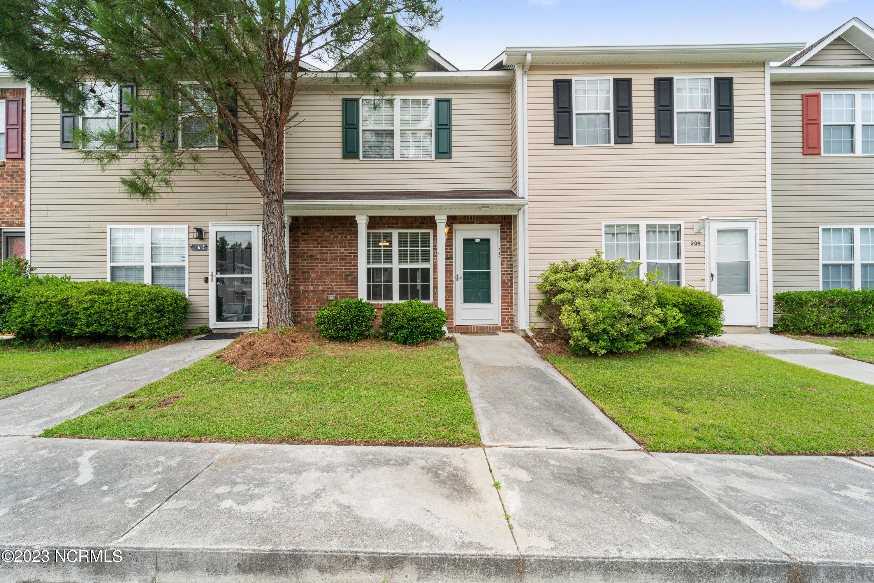 207 Pinegrove Court Property Photo 1