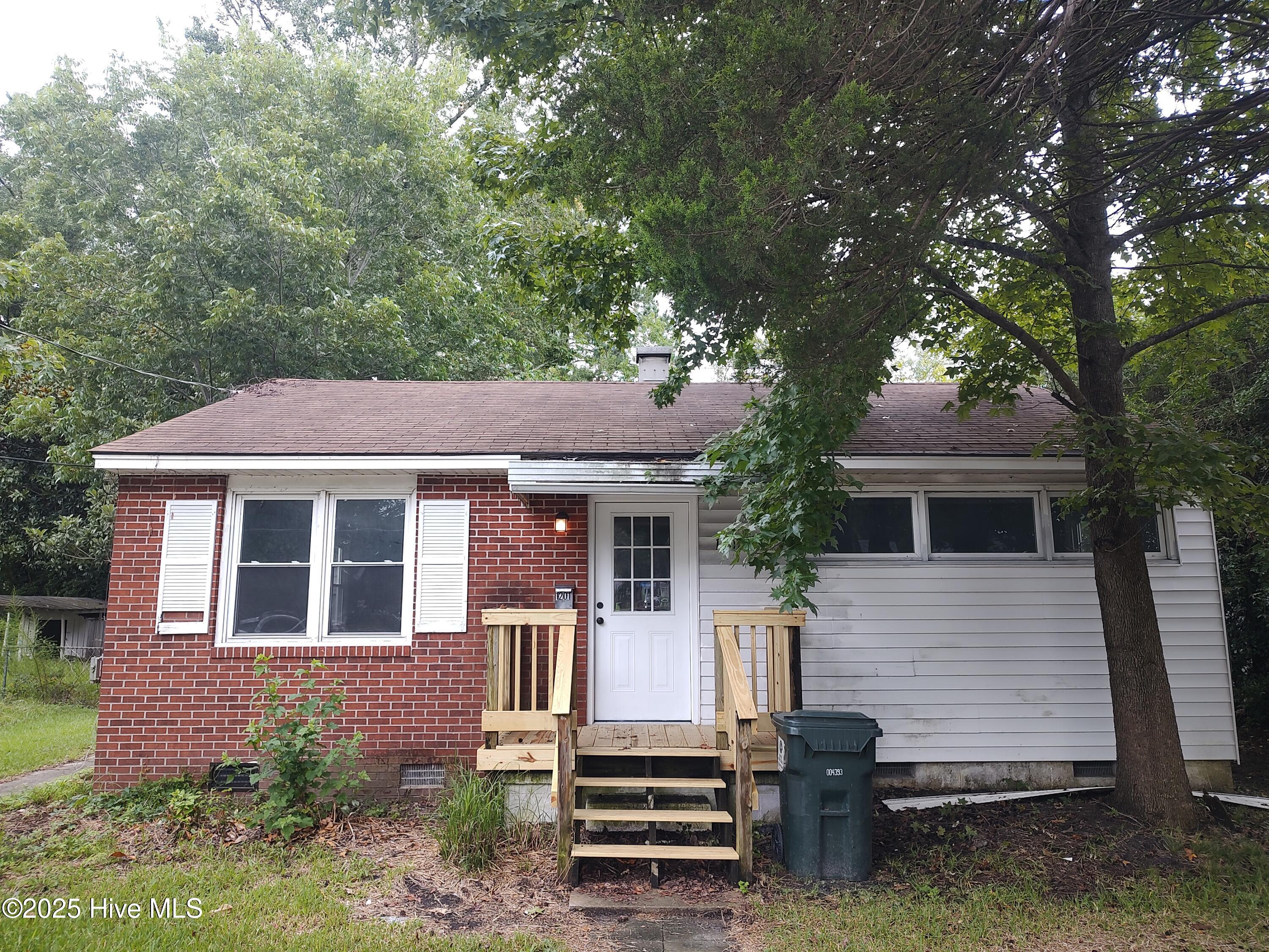 1201 Simmons Street Property Photo 1