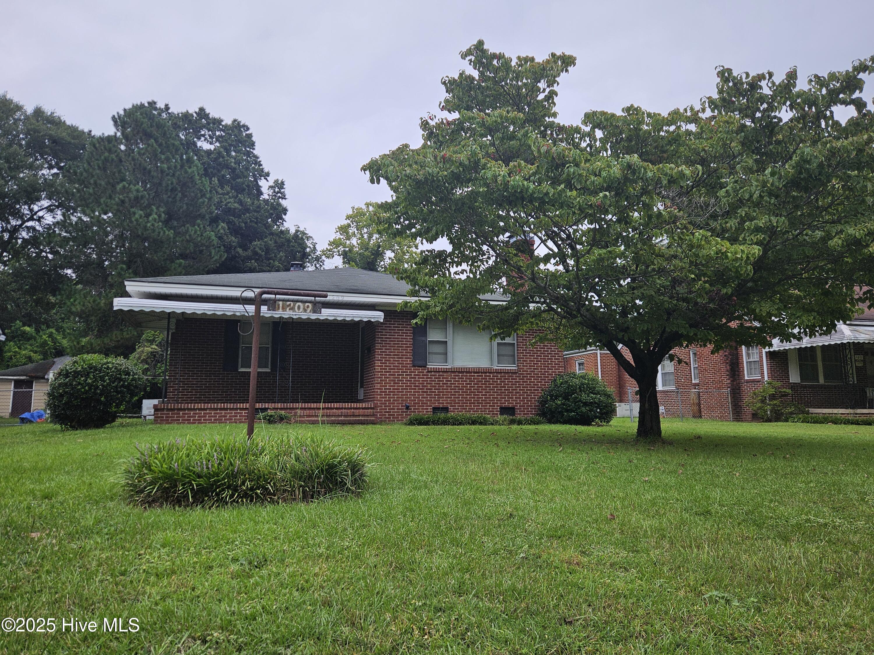 1209 E Holly Street Property Photo 1