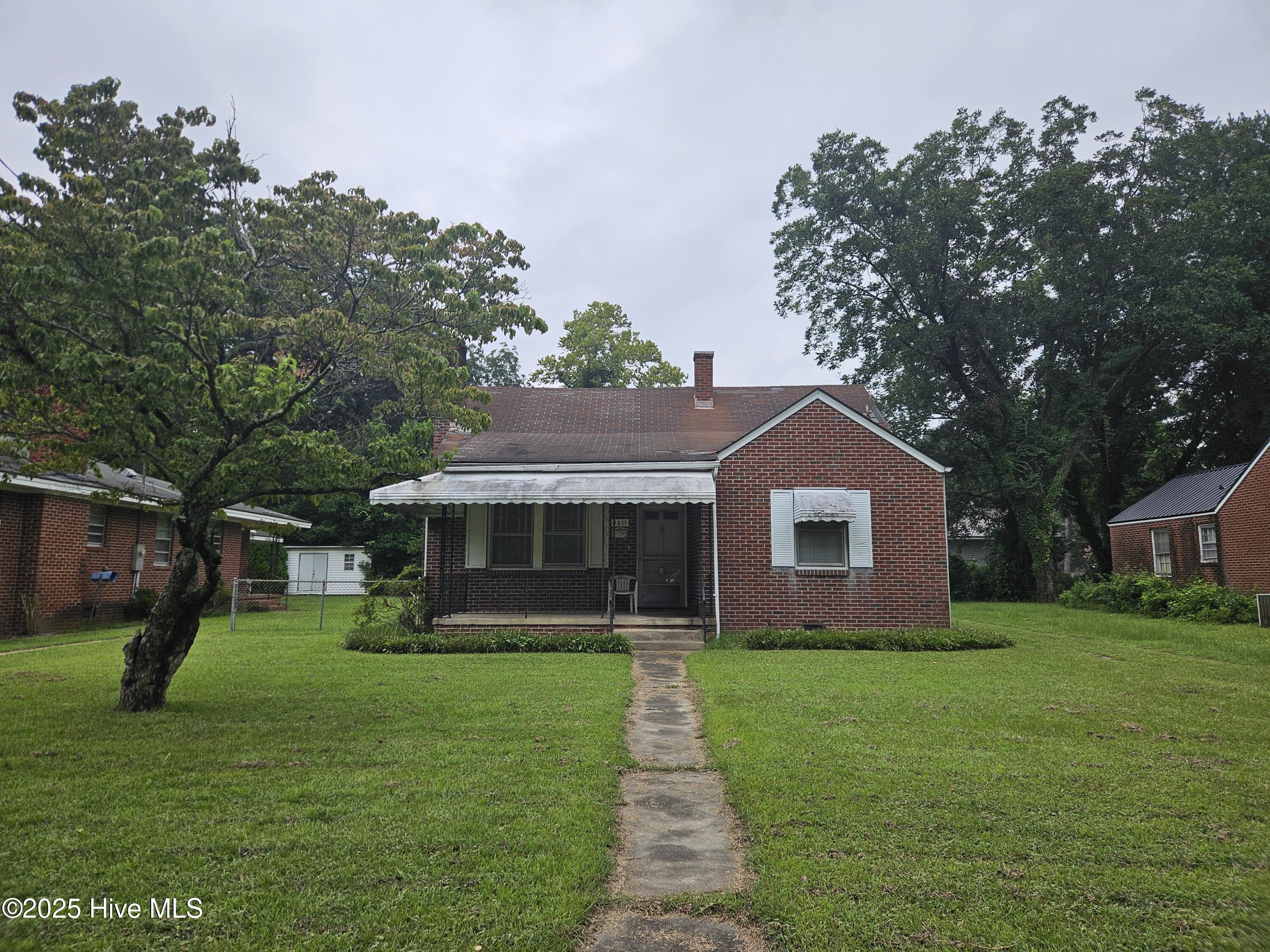1211 E Holly Street Property Photo 1