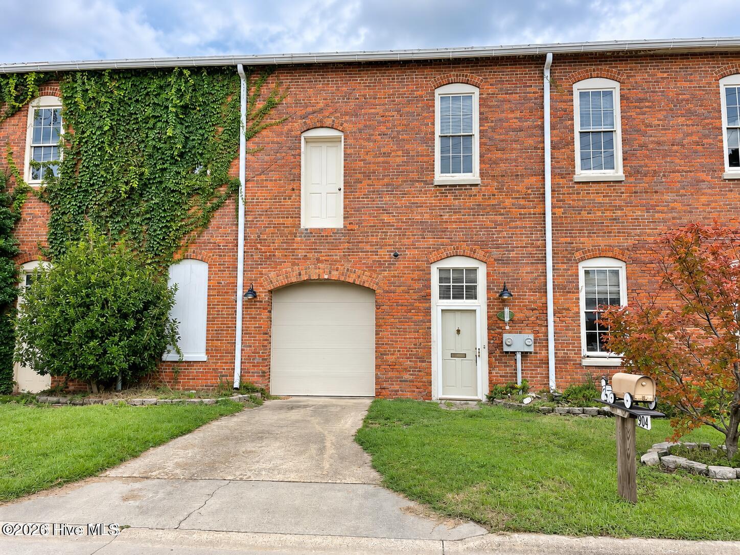 904 W 3rd Street Property Photo 1