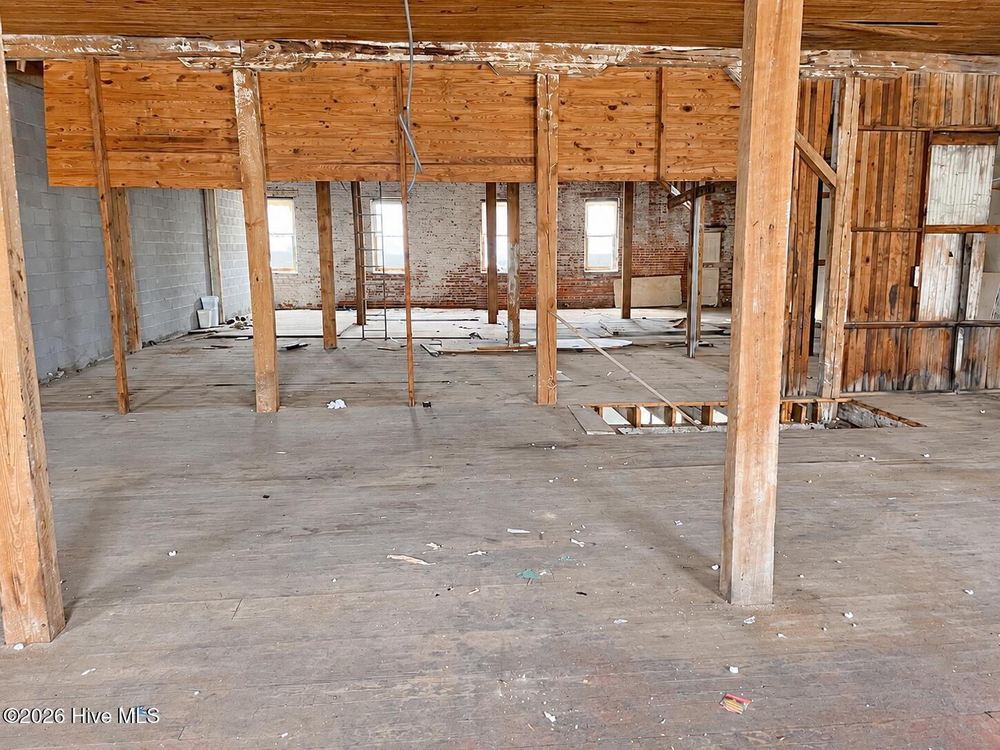 904 W 3rd Street Property Photo 8