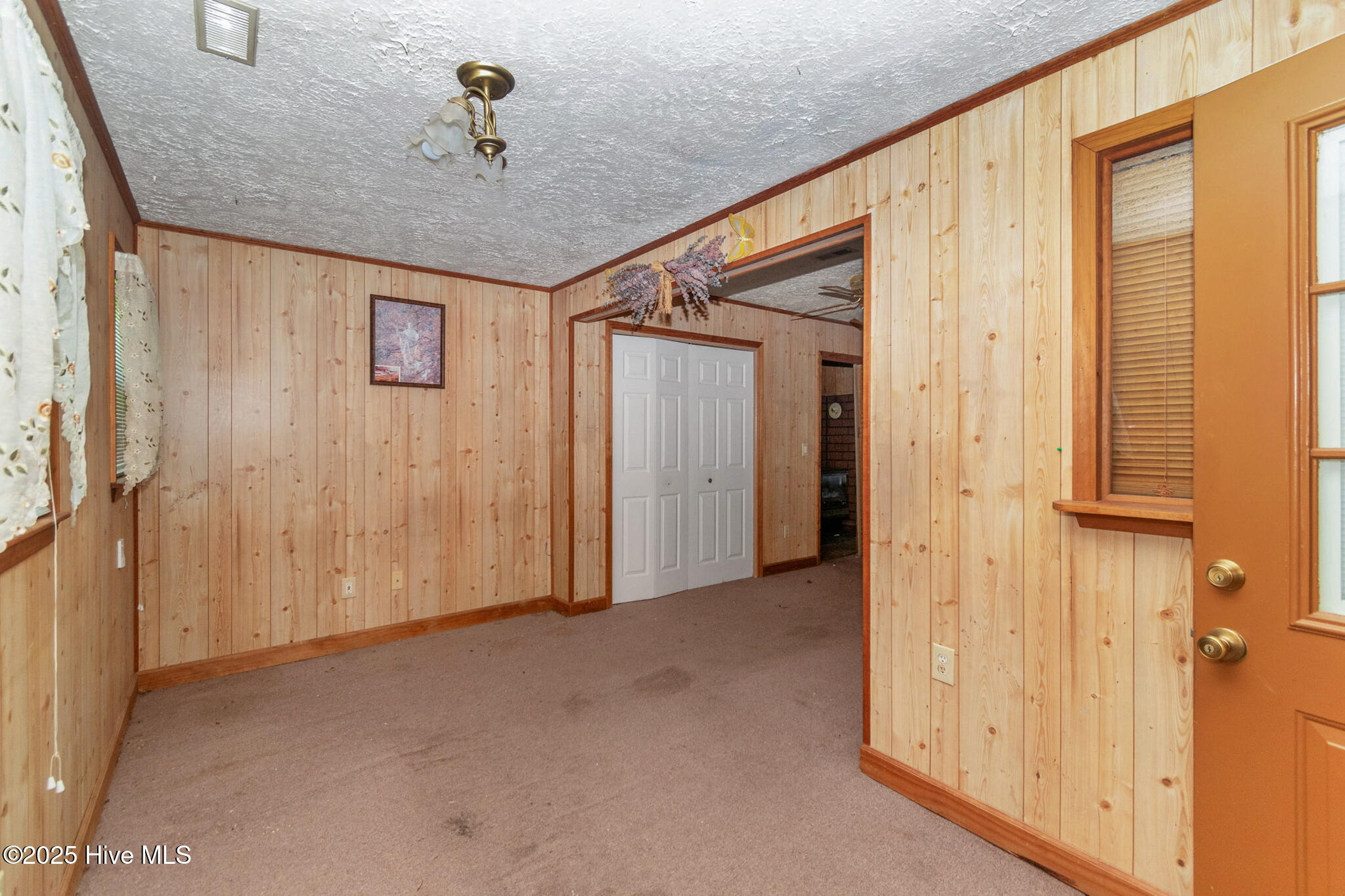 811 Queens Street Property Photo 3