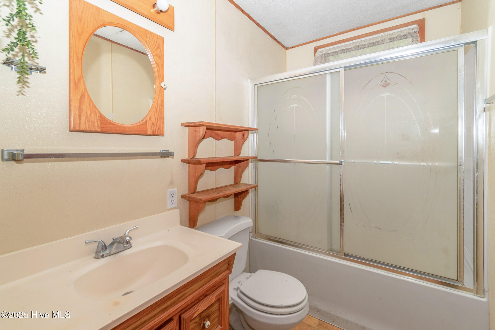 811 Queens Street Property Photo 5