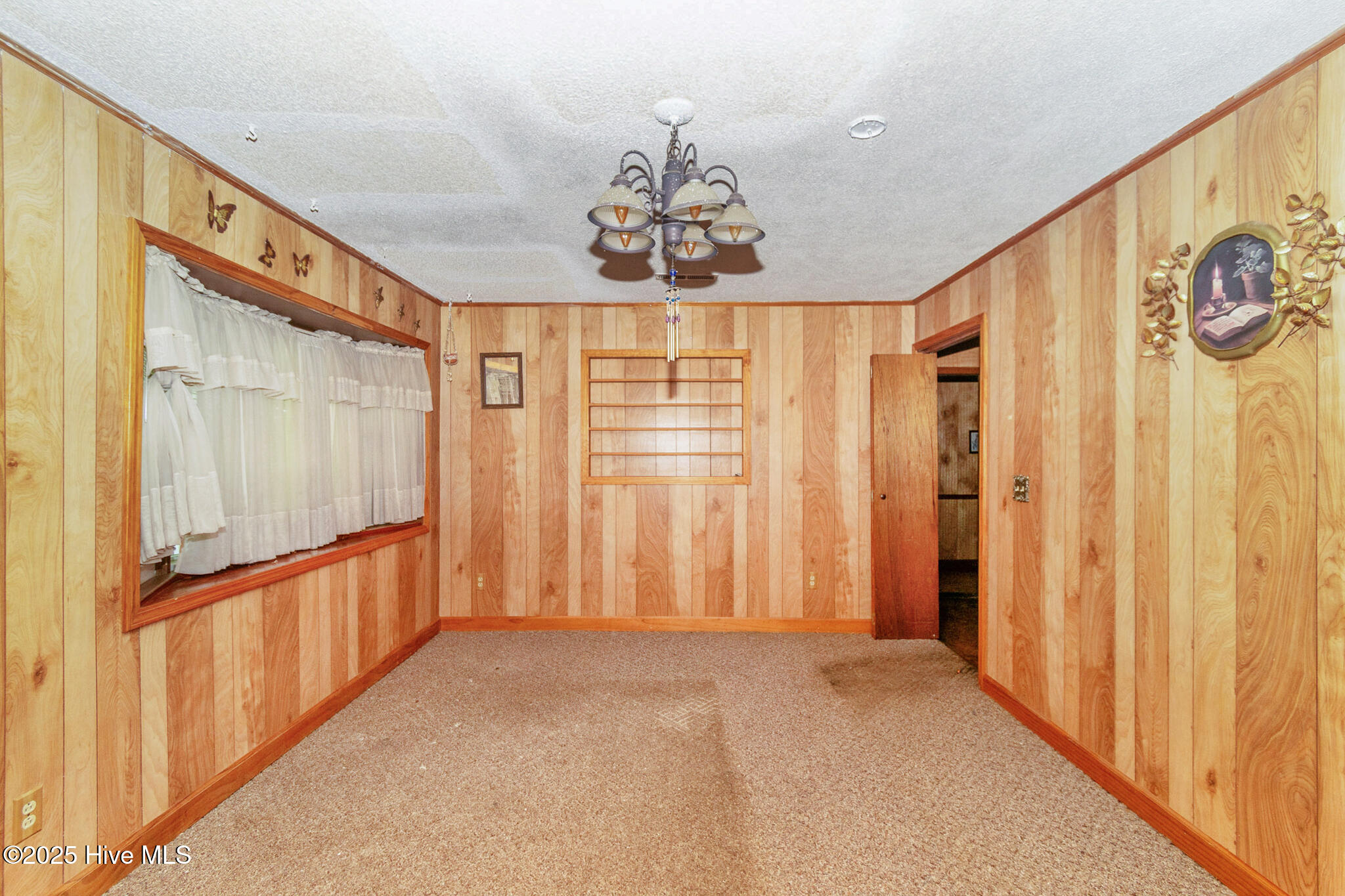 811 Queens Street Property Photo 6